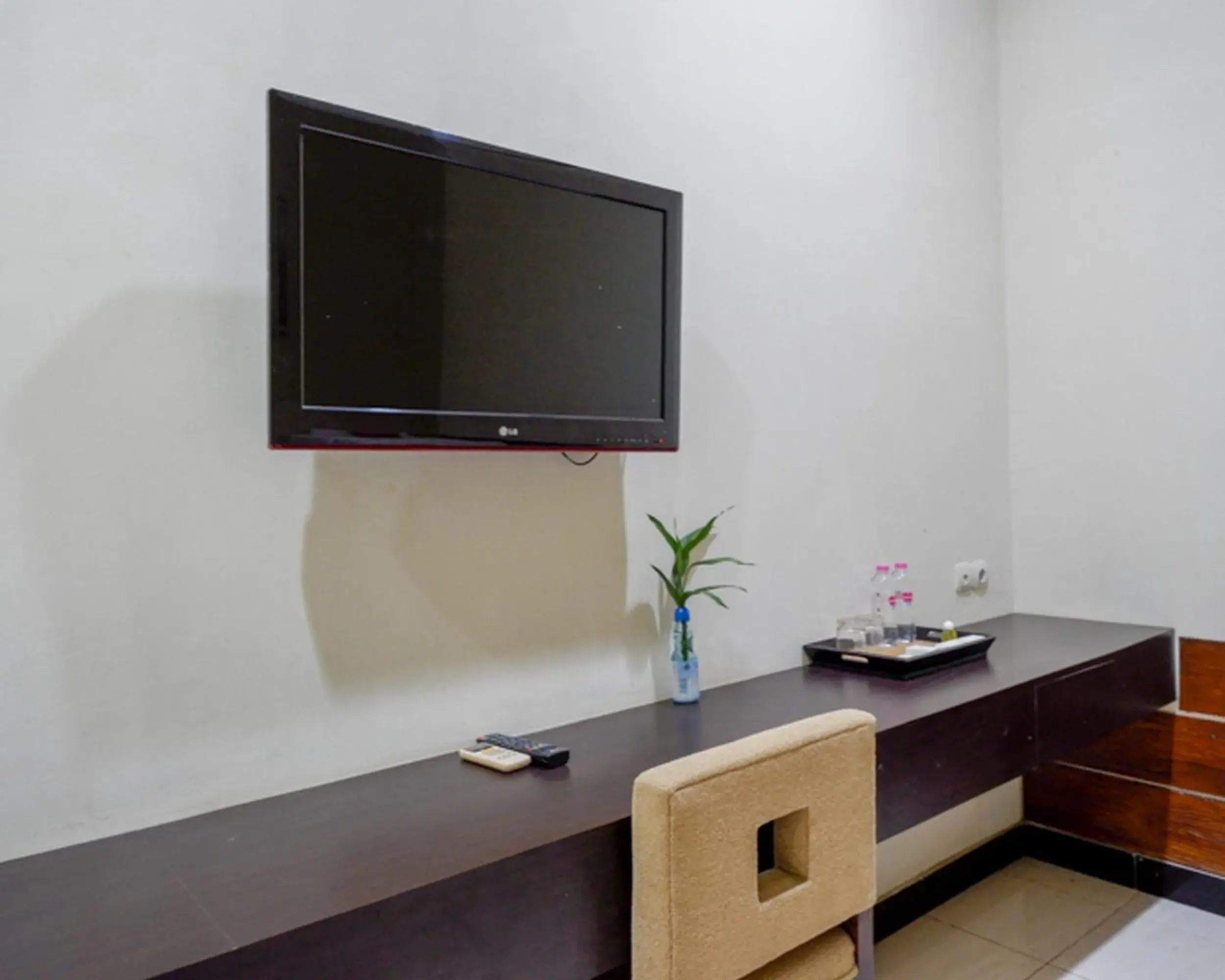 TV/Entertainment Center in RedDoorz Plus @ Hotel Asih UNY