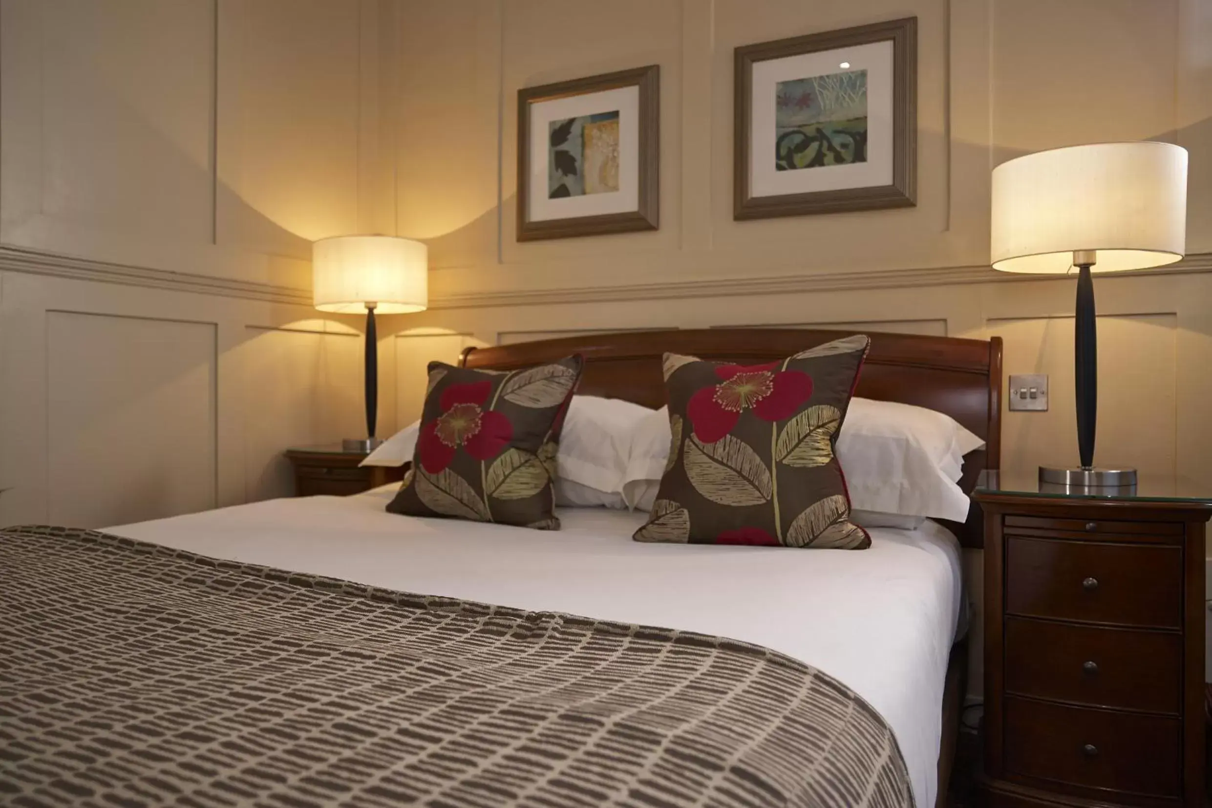 Bed in Sir Christopher Wren Hotel