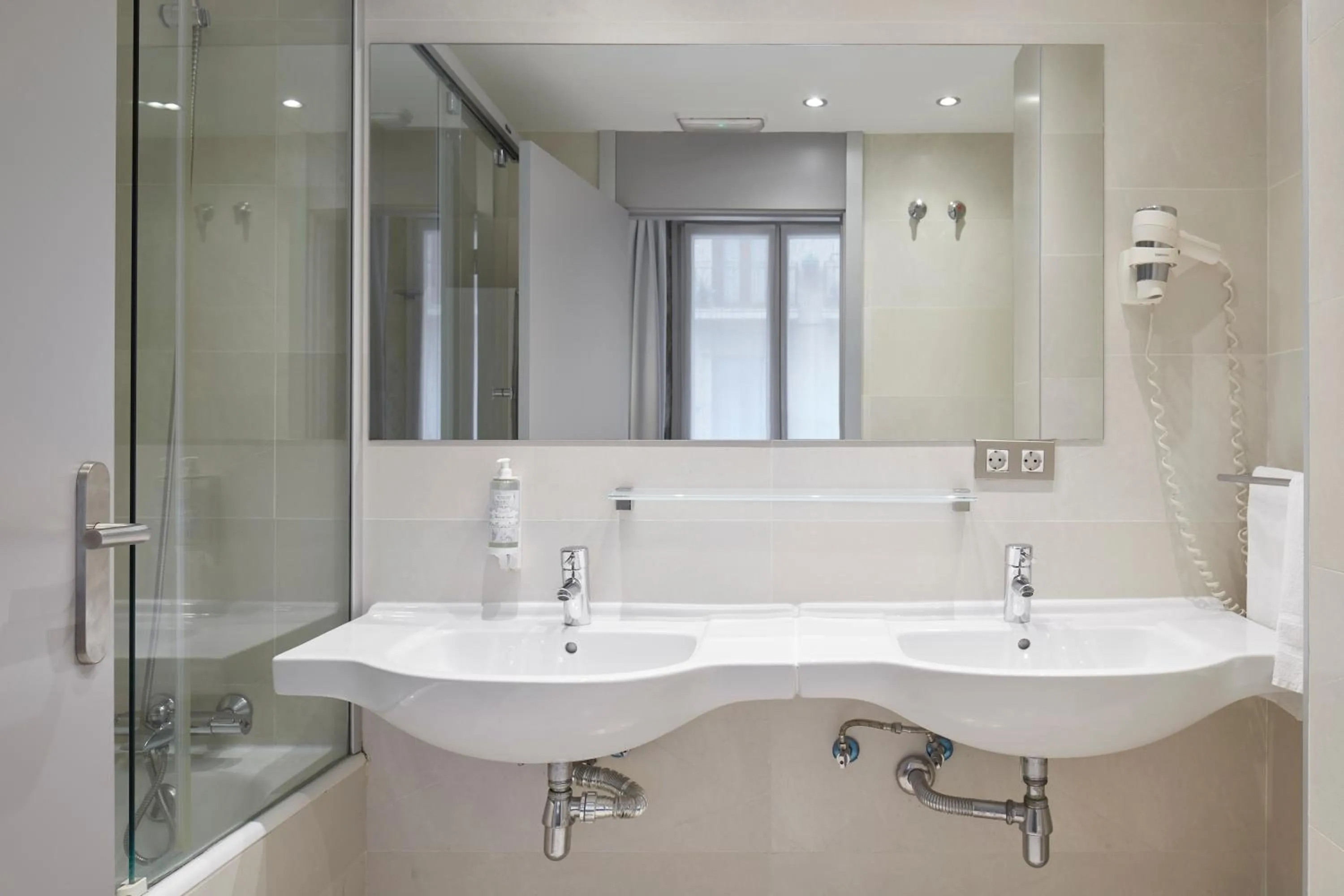 Bathroom in Welcome Gros Hotel