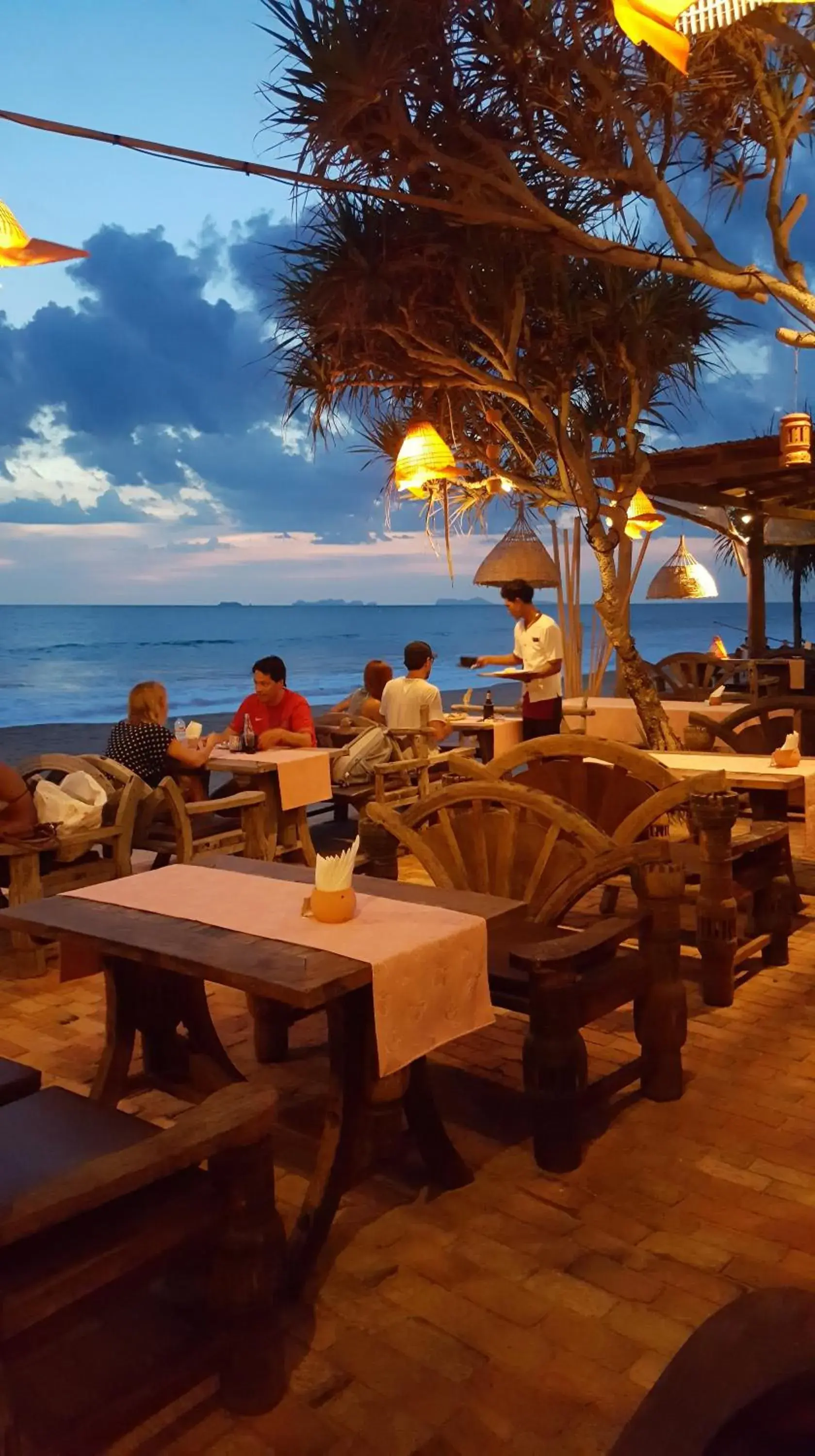 Restaurant/Places to Eat in Clean Beach Resort