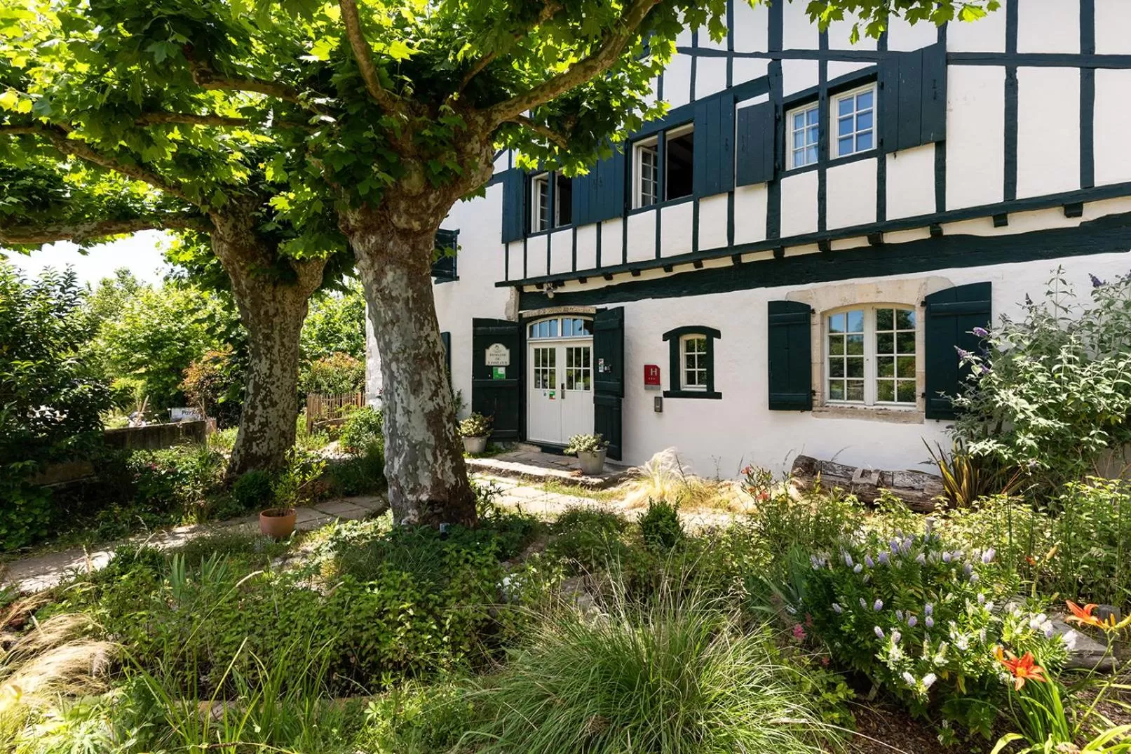 Facade/entrance in Domaine de Bassilour