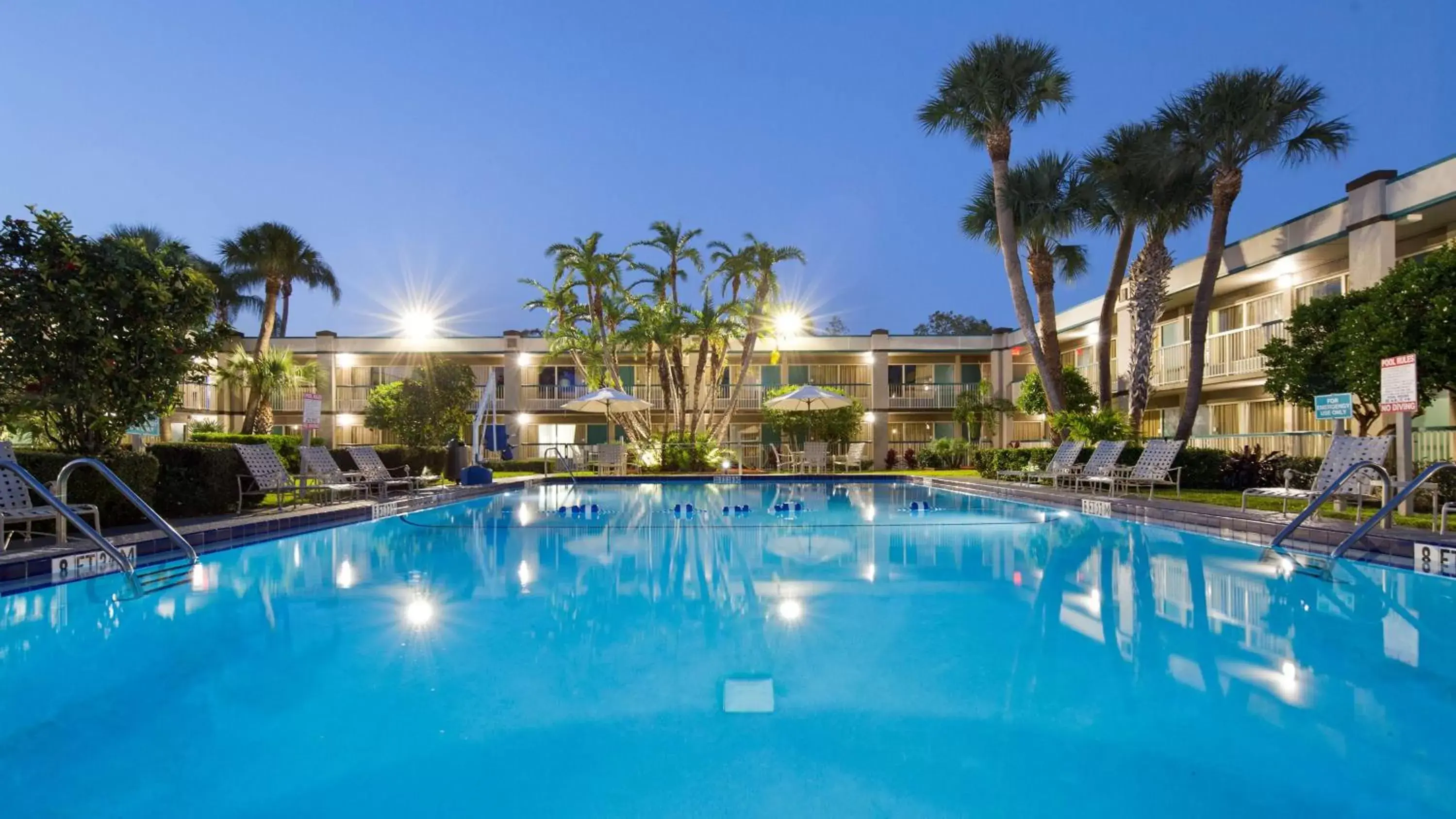 Property building, Swimming Pool in Best Western Downtown Stuart