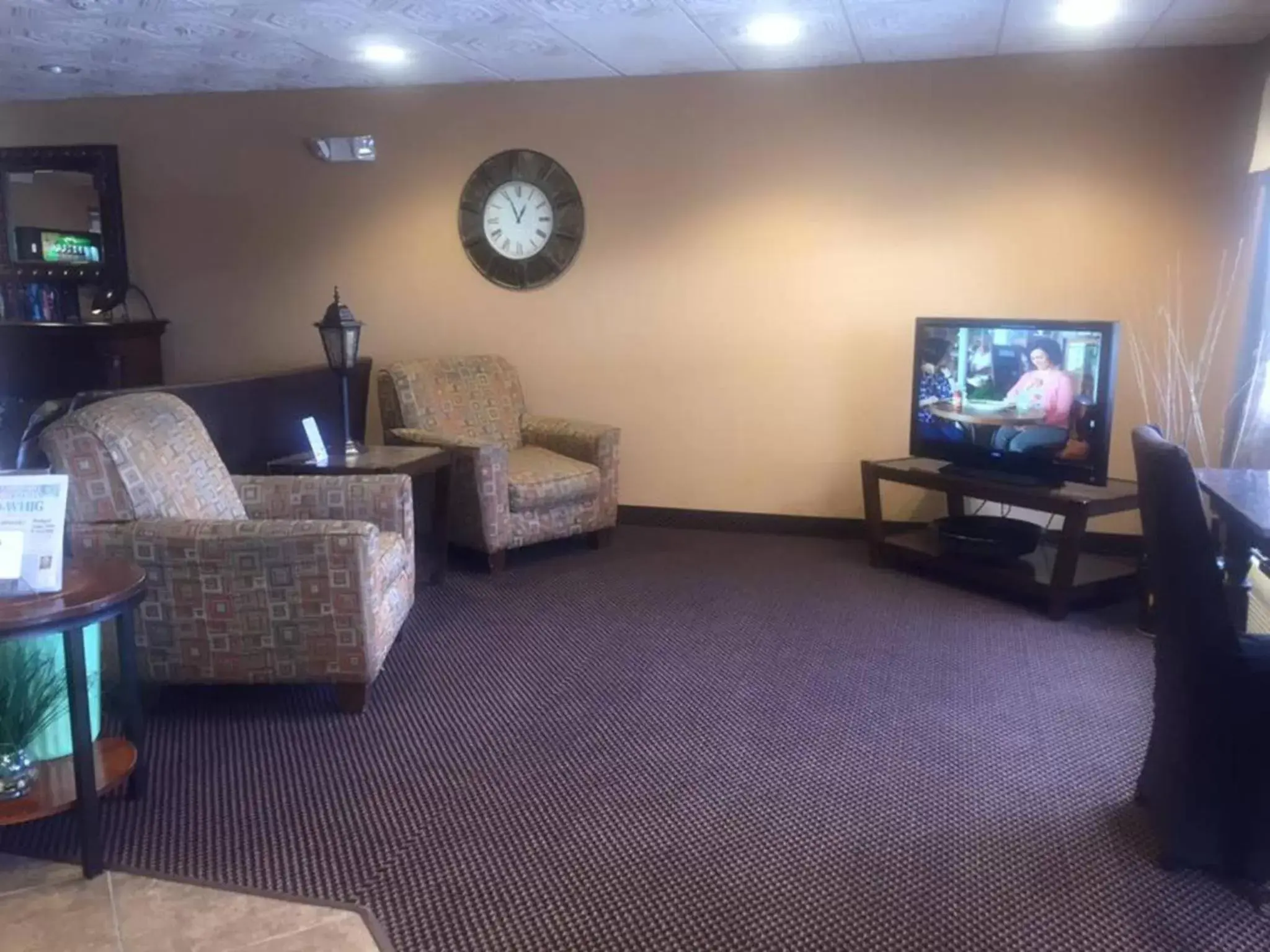 Staff, Seating Area in Microtel Inn & Suites Quincy by Wyndham