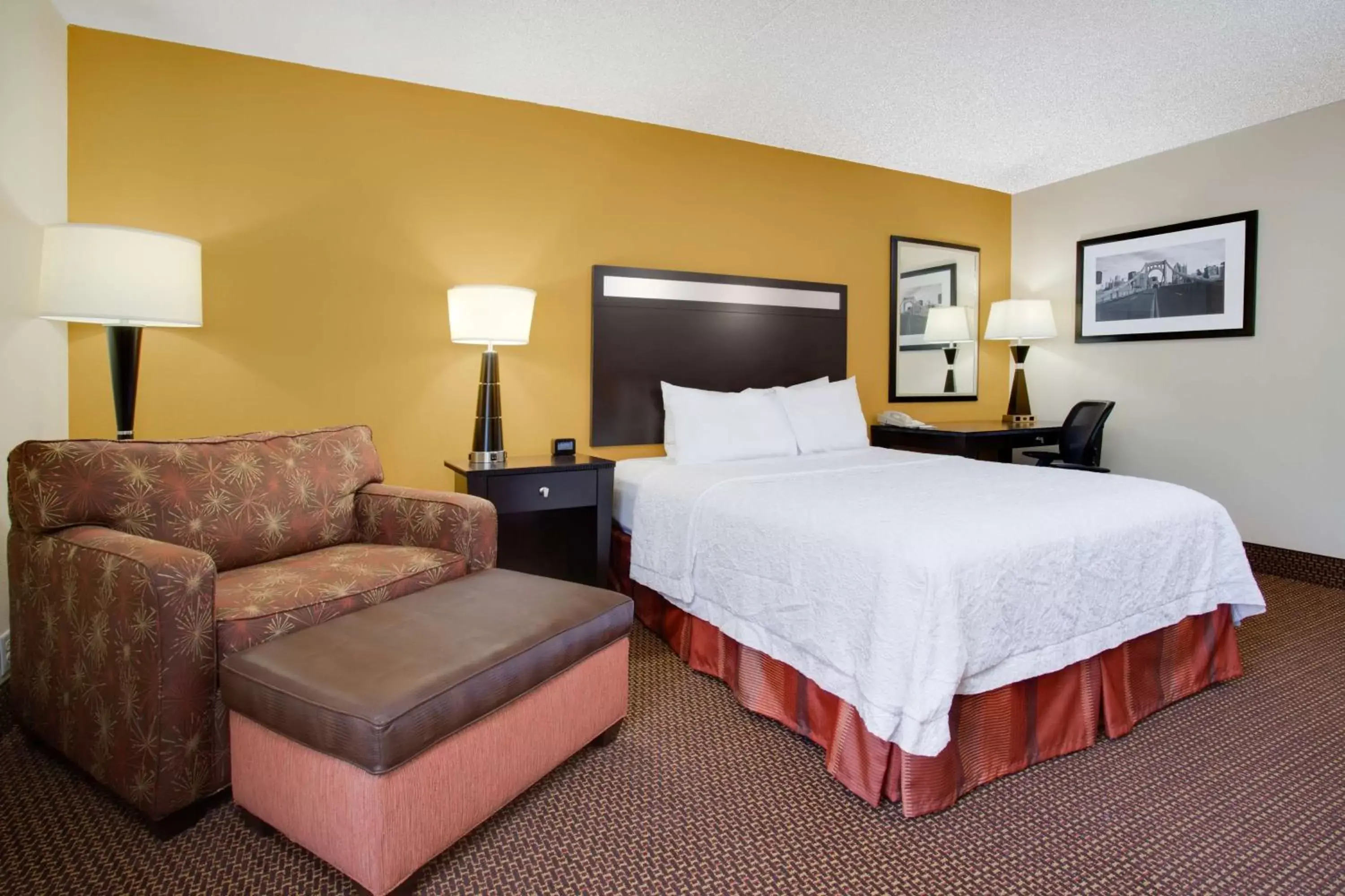 Bedroom, Bed in Hampton Inn Pittsburgh/West Mifflin