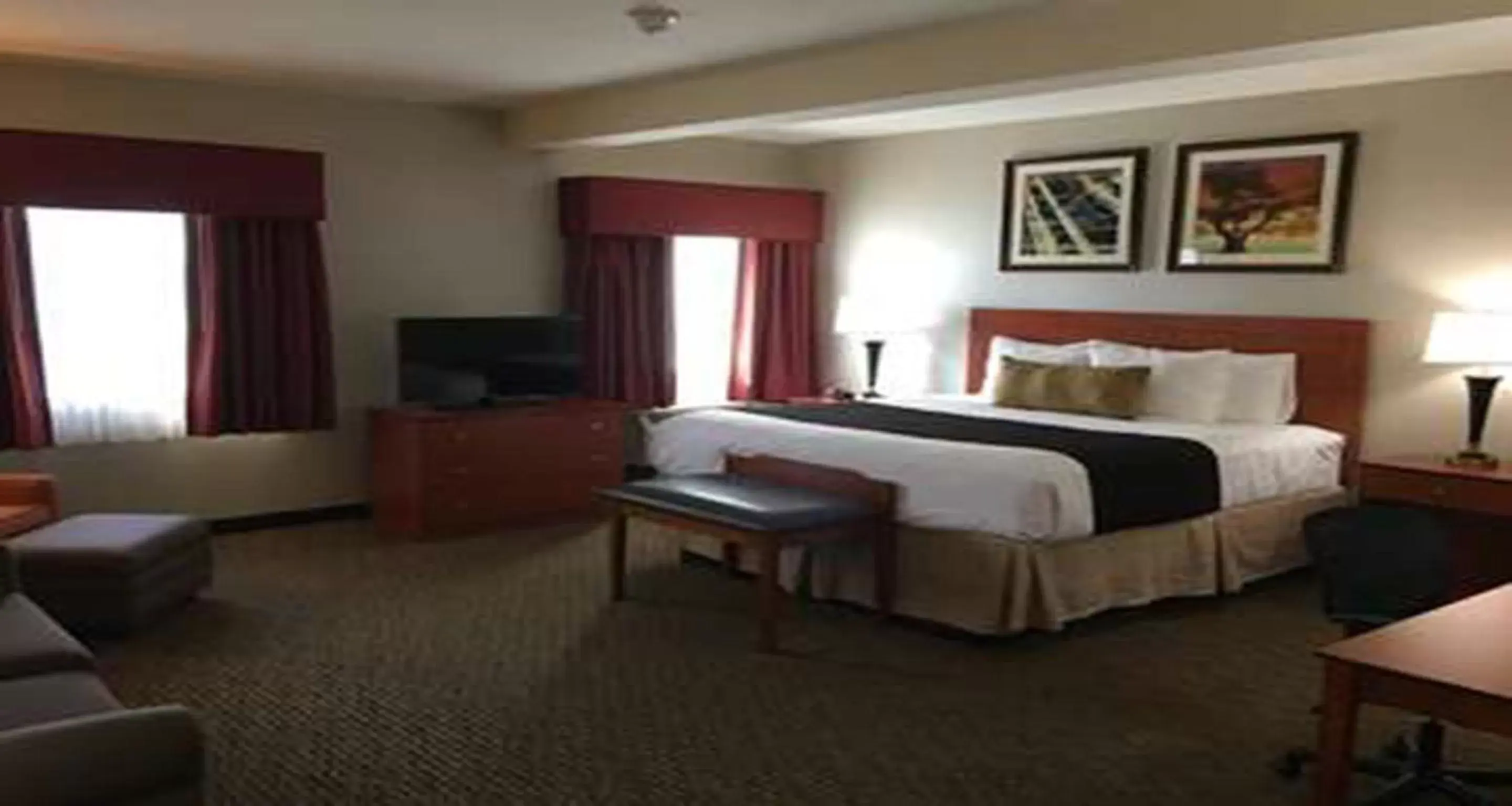 Bedroom in Best Western Plus Arrowhead Hotel