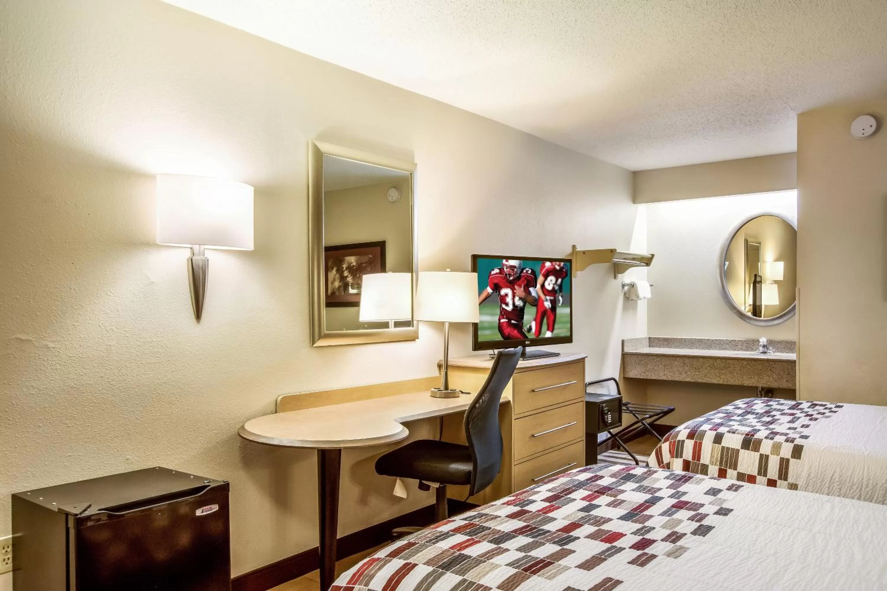 Photo of the whole room, Bed in Red Roof Inn Detroit - Plymouth/Canton