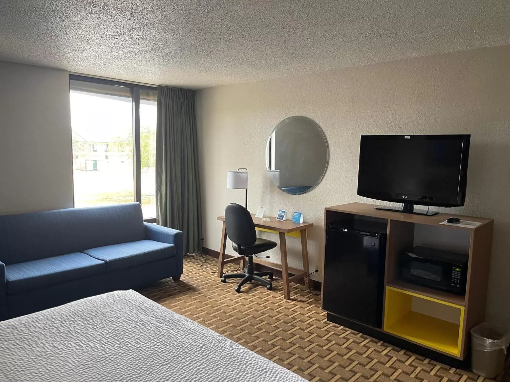 Seating area, TV/Entertainment Center in Days Inn by Wyndham Fayetteville-South/I-95 Exit 49