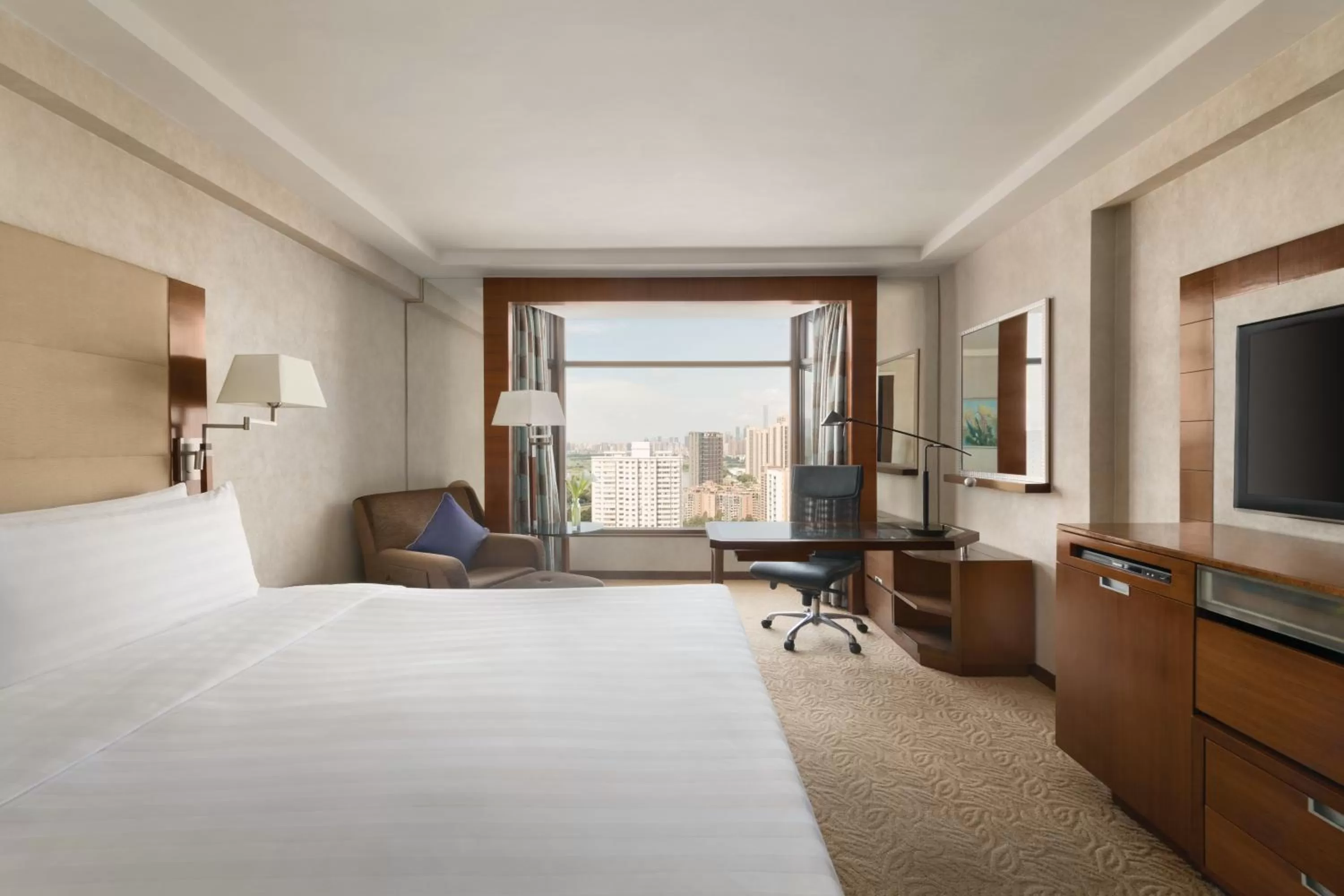 Bedroom, Bed in Shangri-La Shenzhen - Nearby Luohu Border, Outdoor Swimming Pool