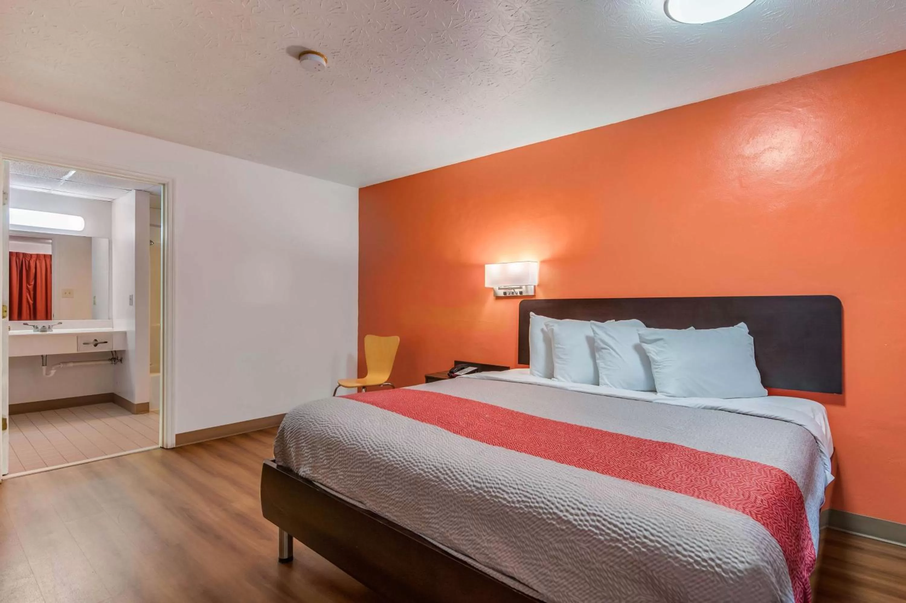 Photo of the whole room, Bed in Motel 6-Attalla, AL