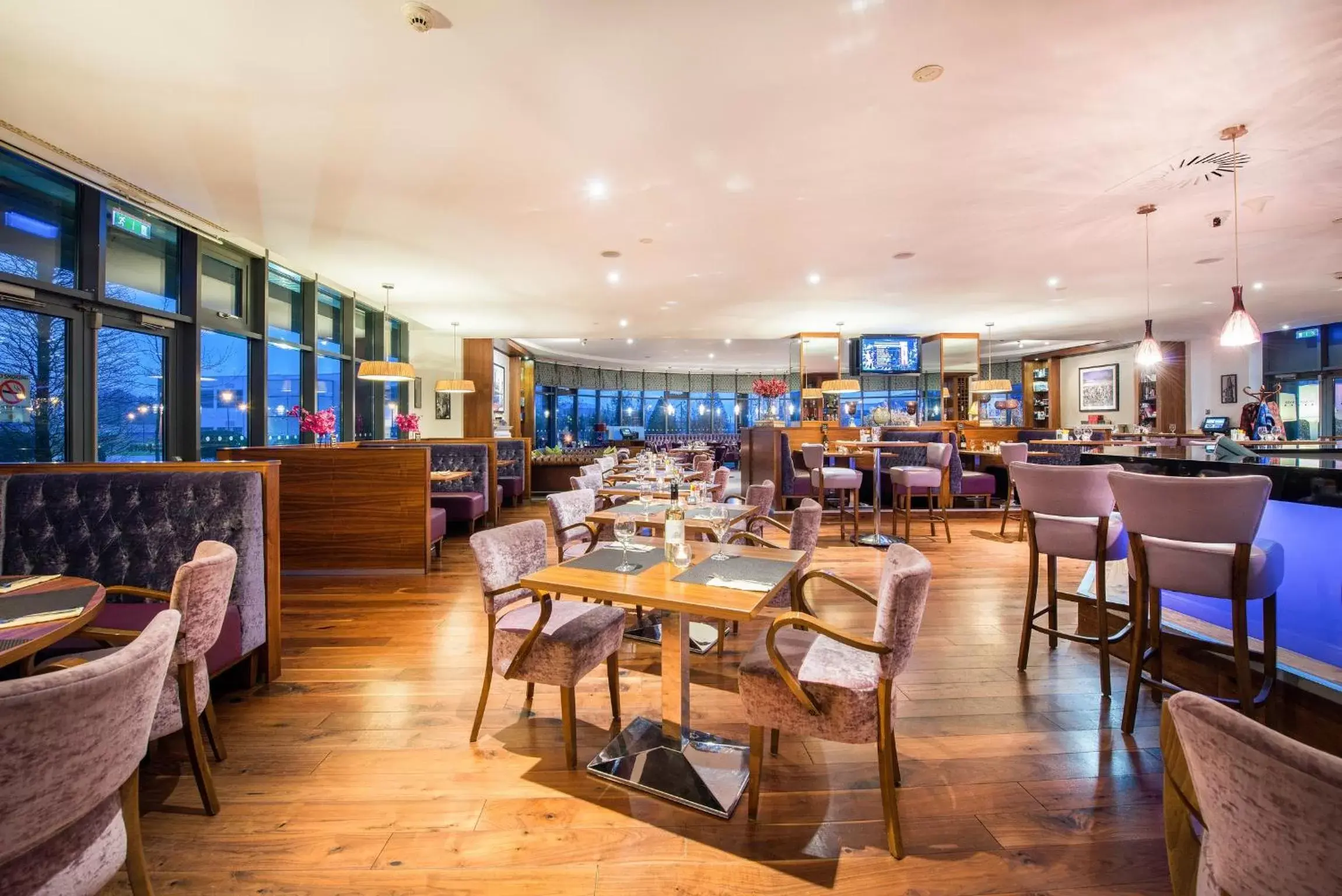 Restaurant/Places to Eat in Cork International Hotel