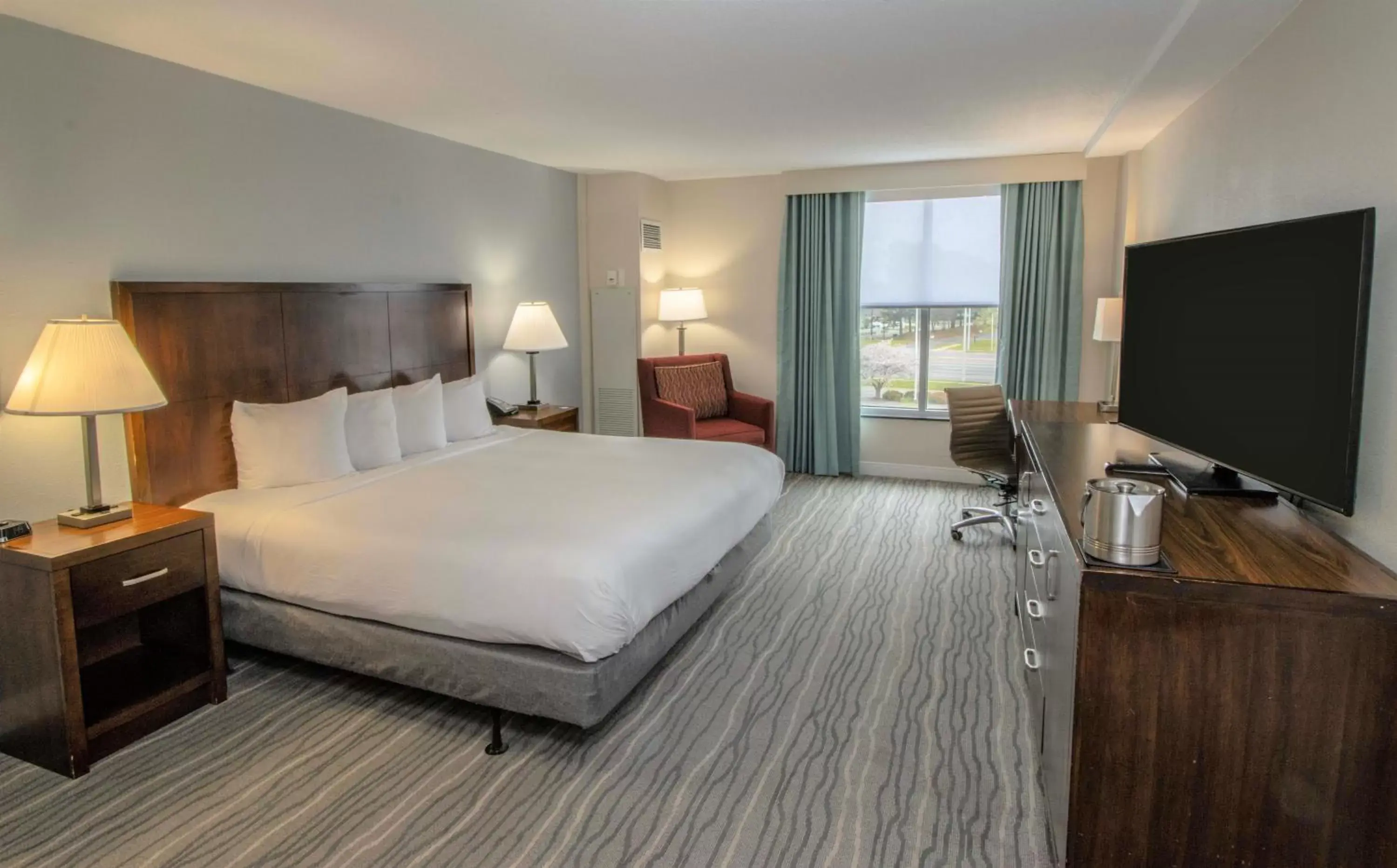 Bedroom in DoubleTree by Hilton Norfolk Airport