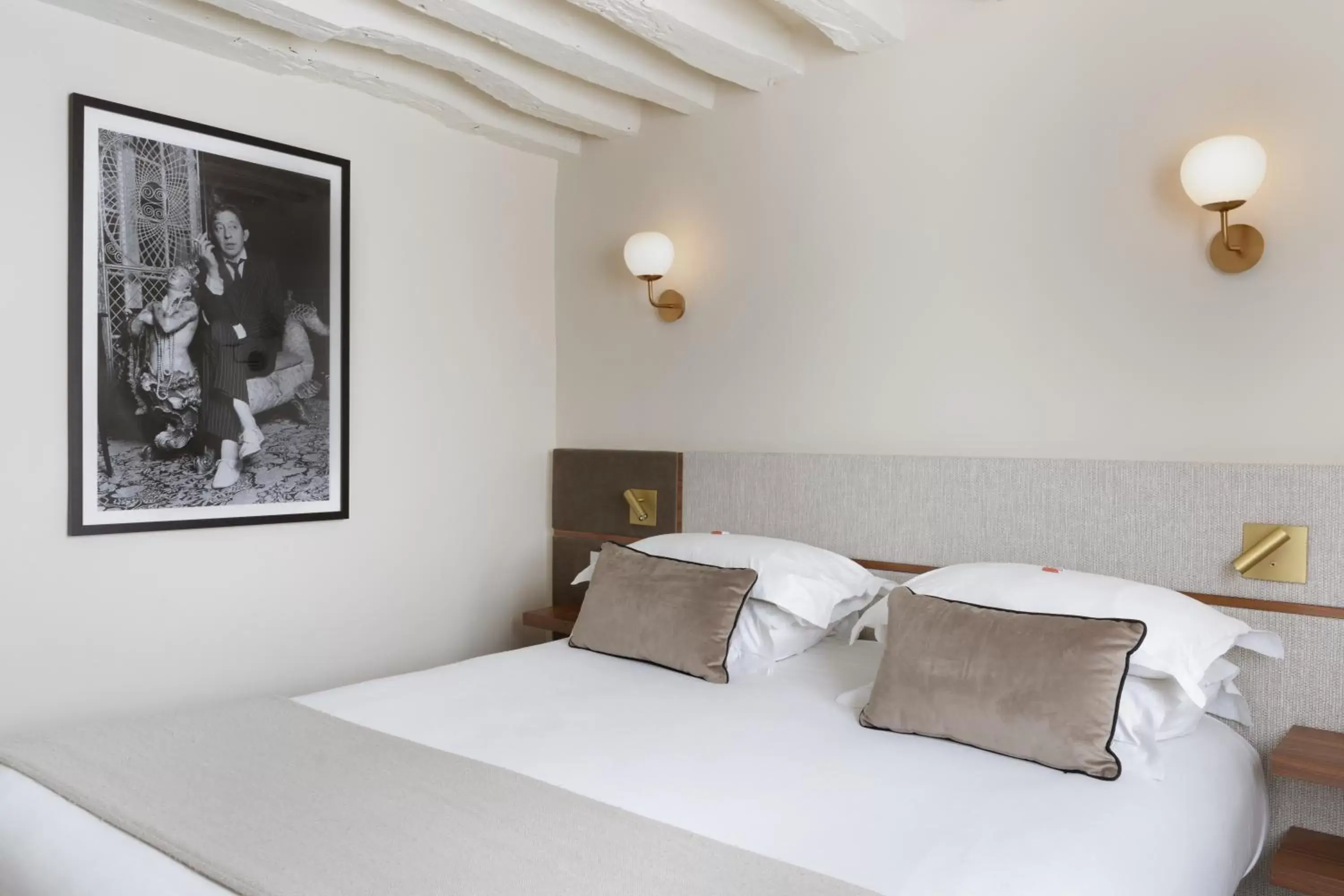 Bed in Hotel Verneuil Saint Germain