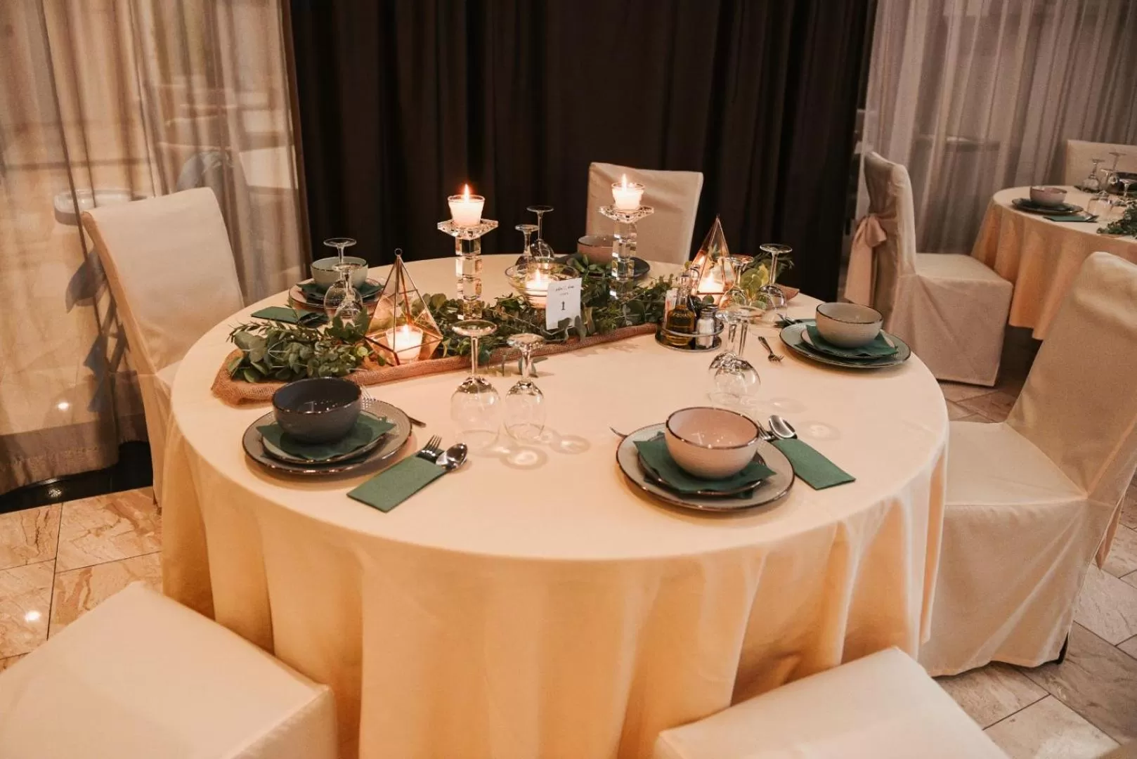 Restaurant/places to eat in Royal Airport Hotel