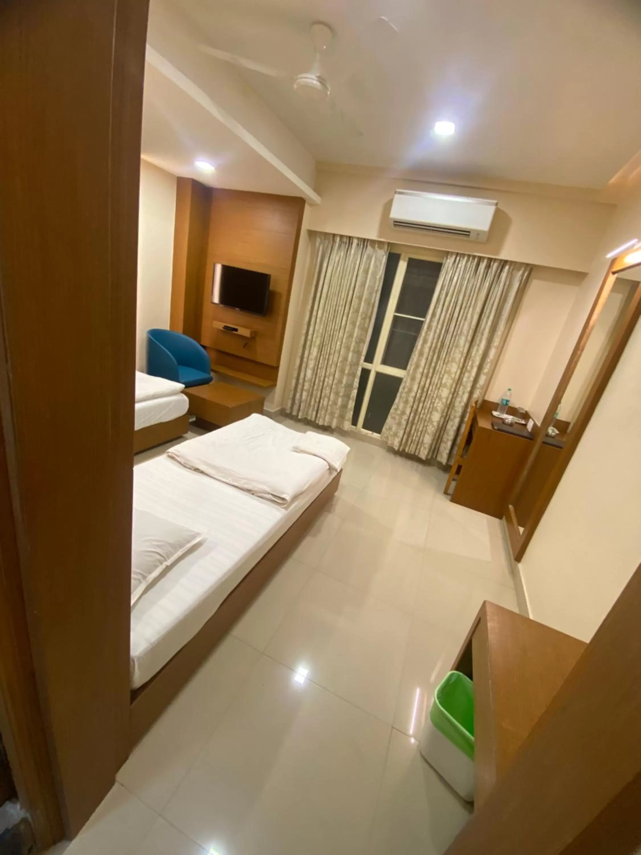 Bedroom, Bed in Greens Suite - Business Class Hotel - Opposite Ripon Building