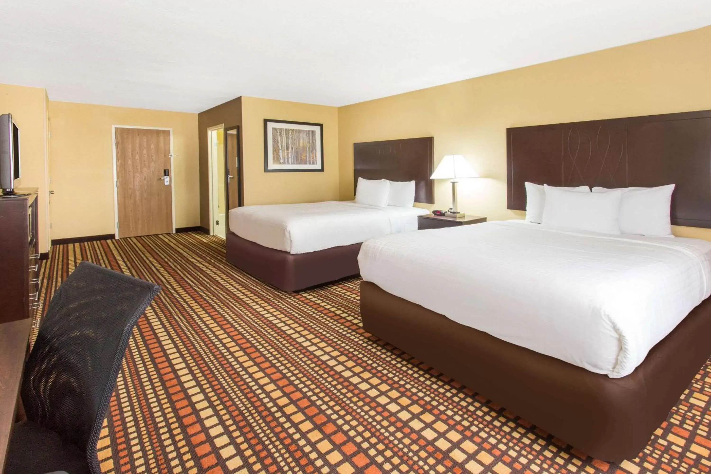 Photo of the whole room, Bed in Days Inn & Suites by Wyndham Davenport East