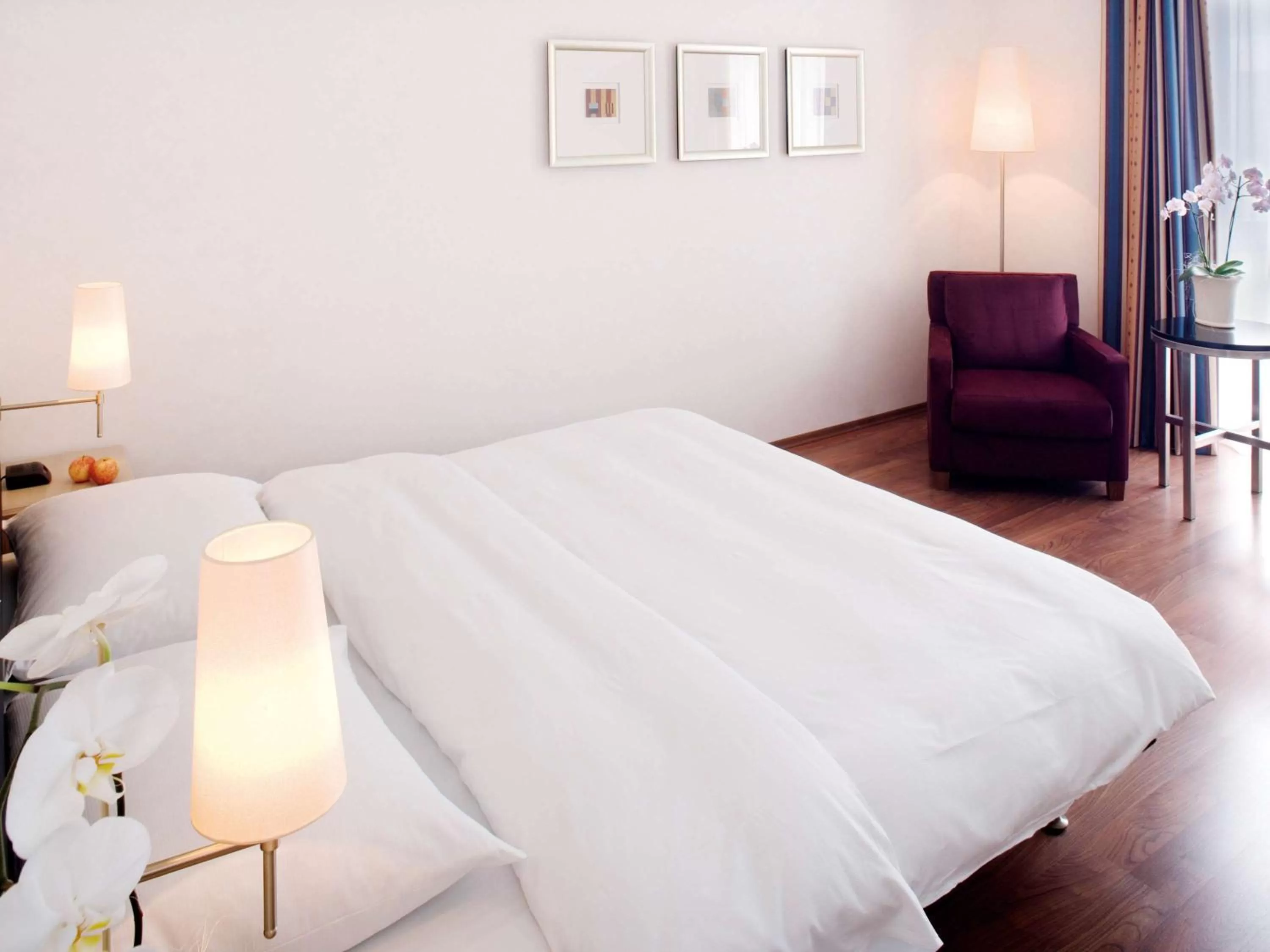 Photo of the whole room, Bed in Mövenpick Hotel München-Airport