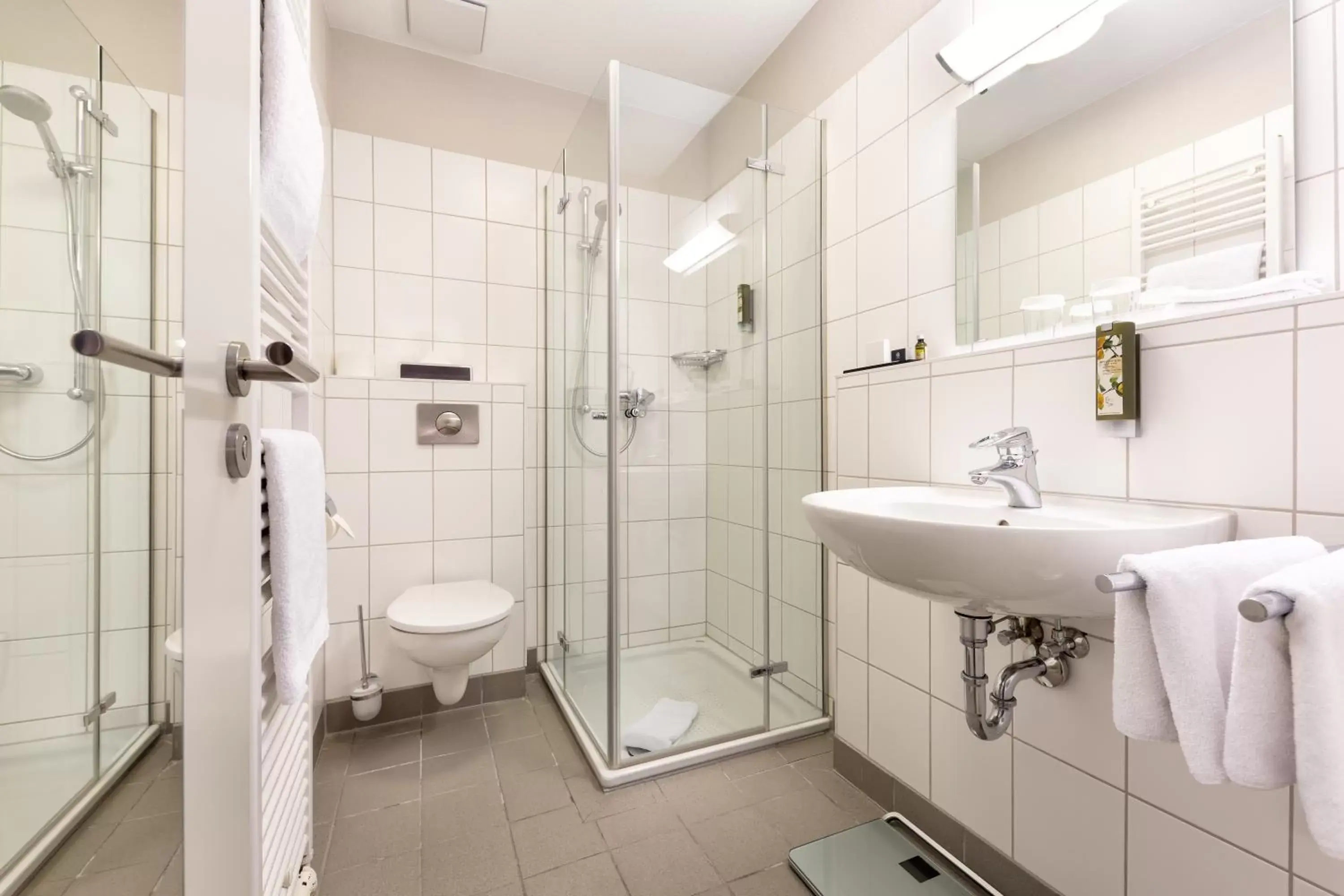 Bed, Bathroom in Hotel Jagdschloss Kranichstein