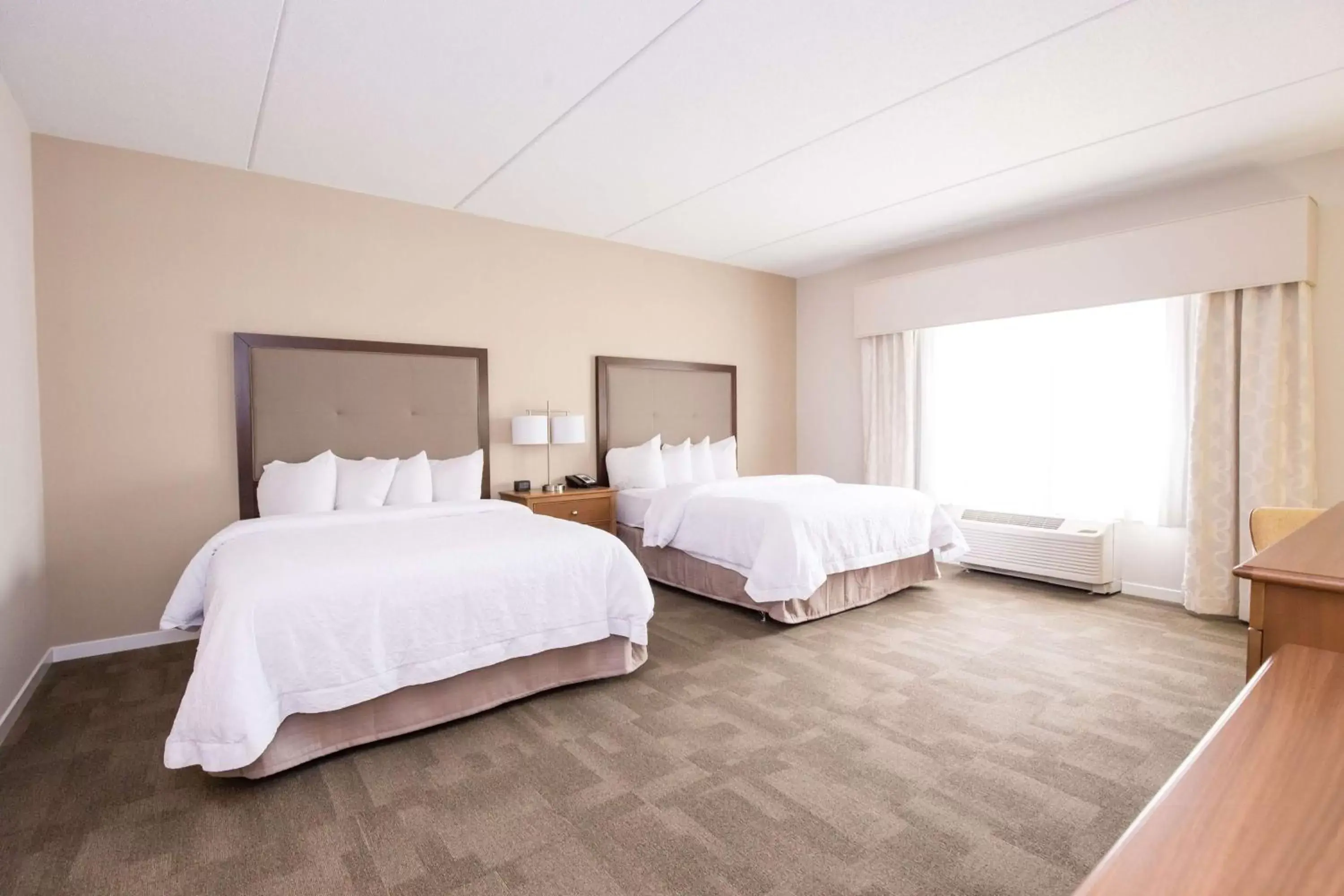 Bed in Hampton Inn & Suites - Pittsburgh/Harmarville, PA