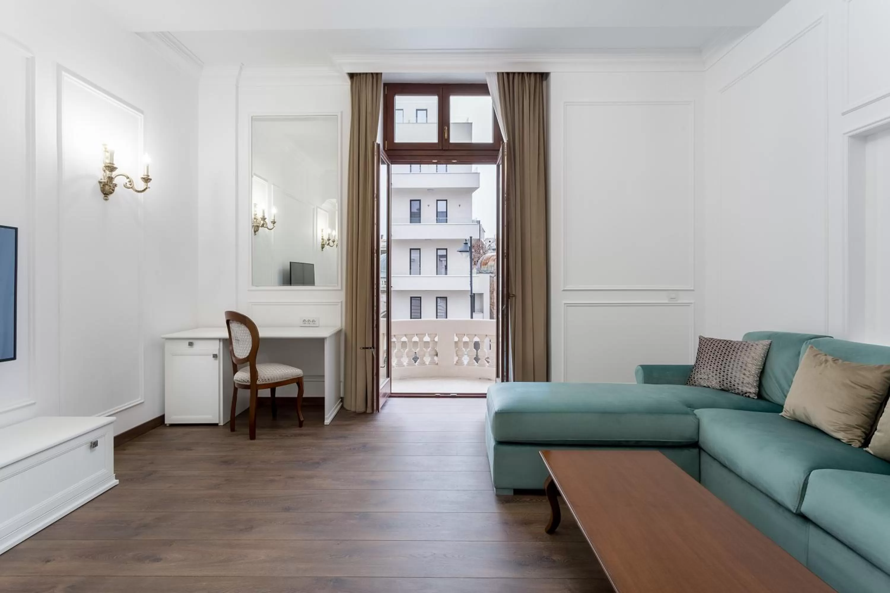 Living room in Lahovary Palace Hotel