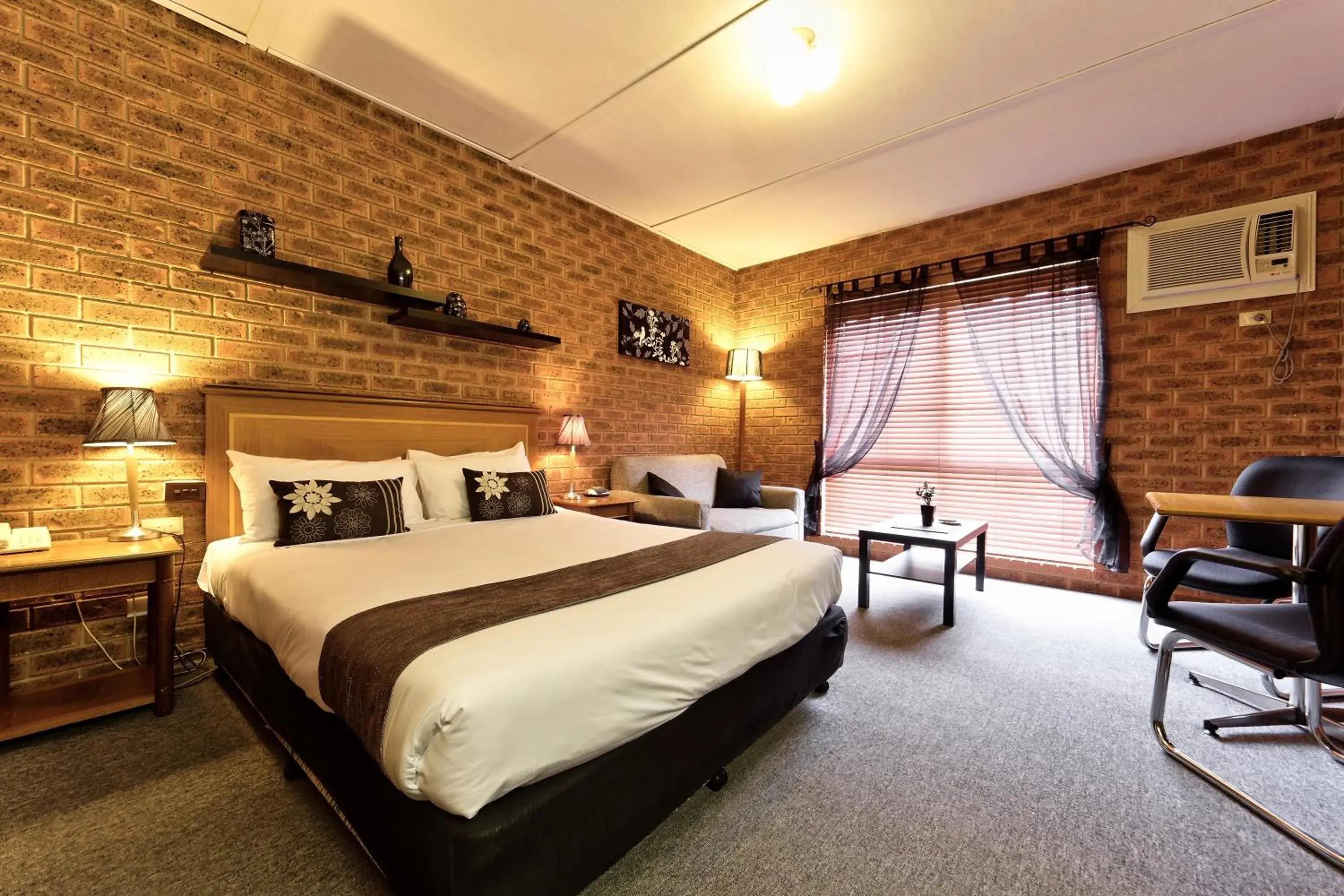 Bed in Central Yarrawonga Motor Inn