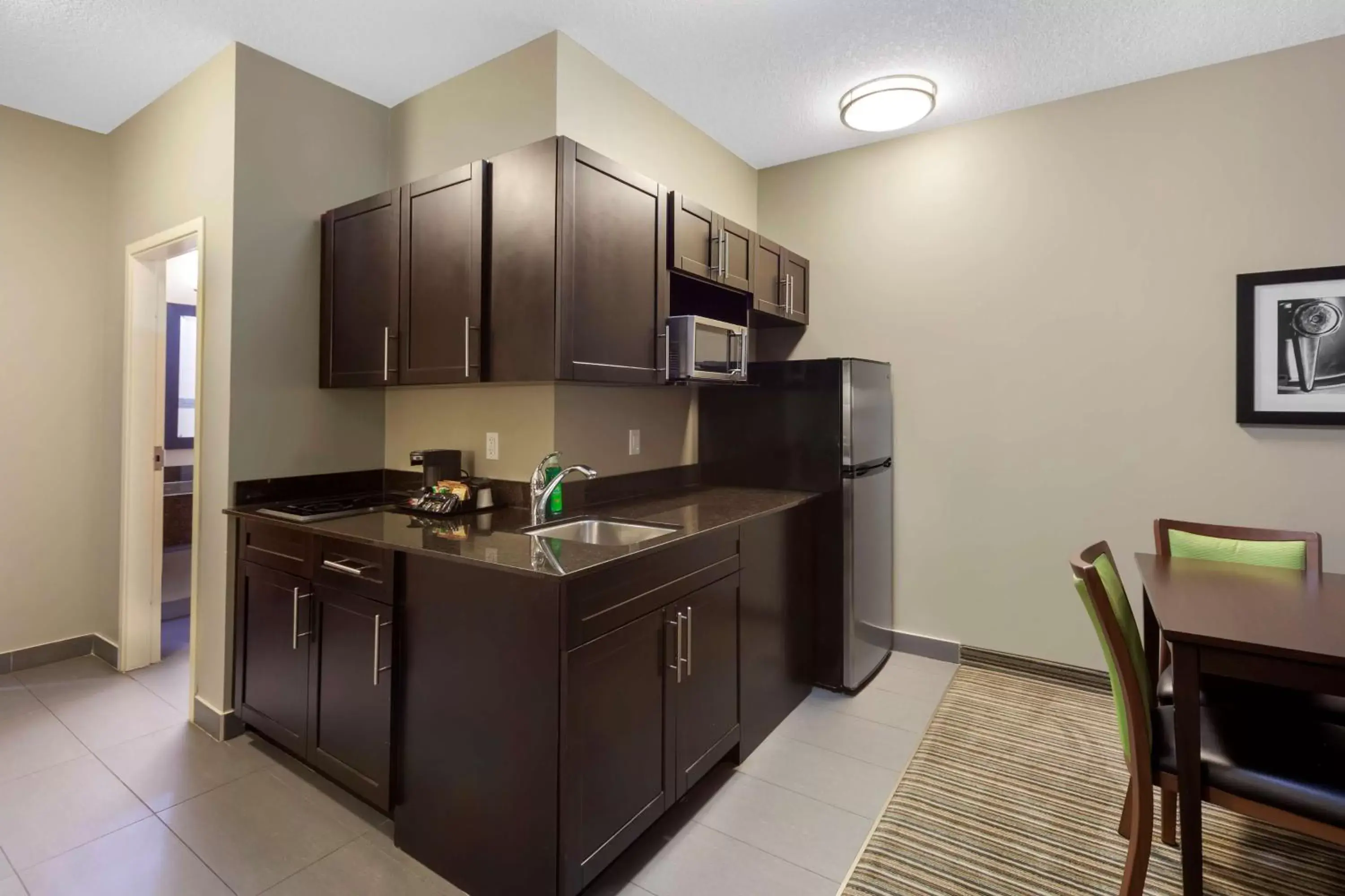 Bedroom, Kitchen/Kitchenette in Best Western PLUS Fort Saskatchewan Inn & Suites