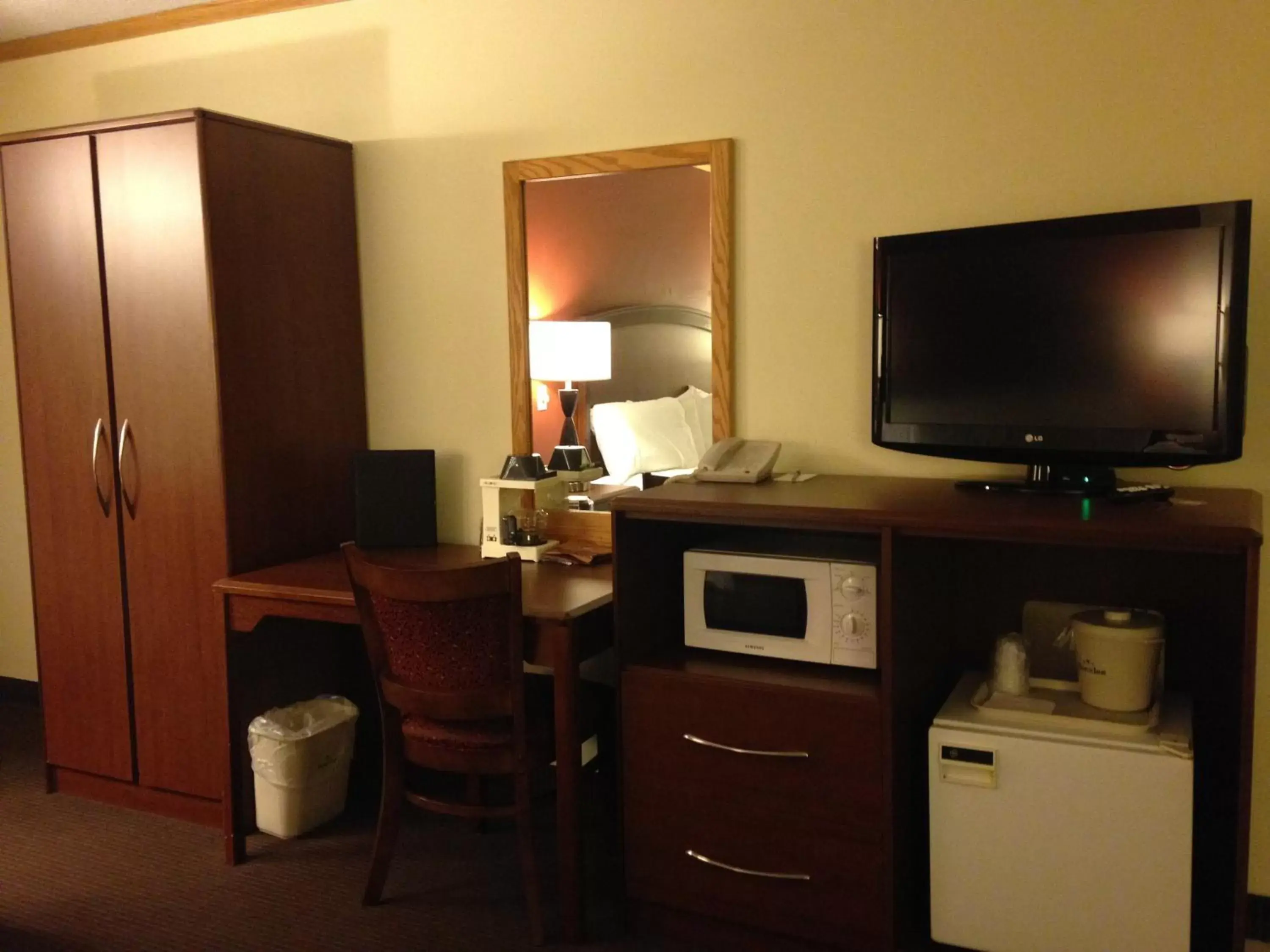 TV and multimedia, TV/Entertainment Center in AmericInn by Wyndham Park Rapids