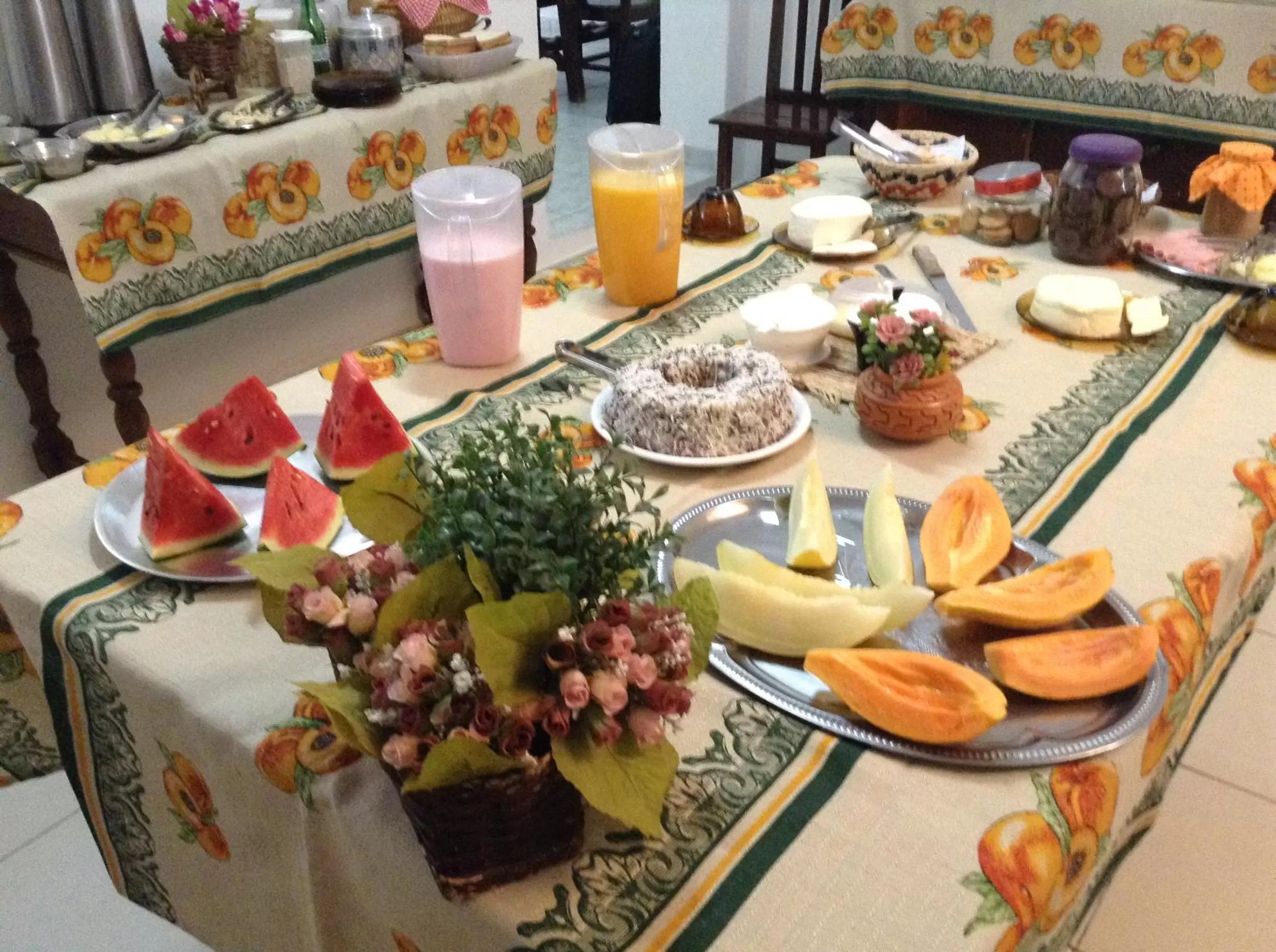 Buffet breakfast in Pousada Alvorada Brotas - e agendamento das atividades turísticas