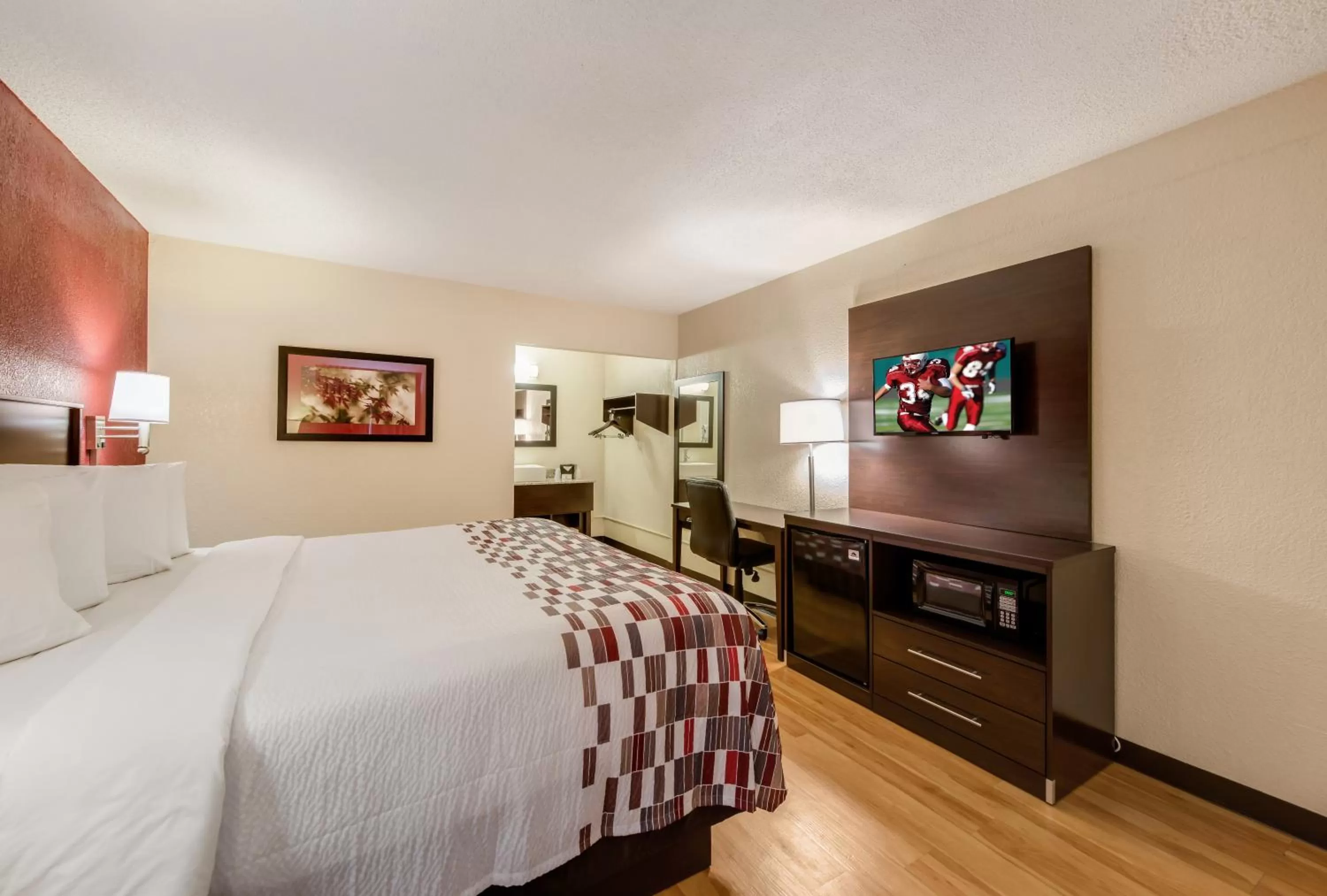 Bedroom, Bed in Red Roof Inn Marion, IN