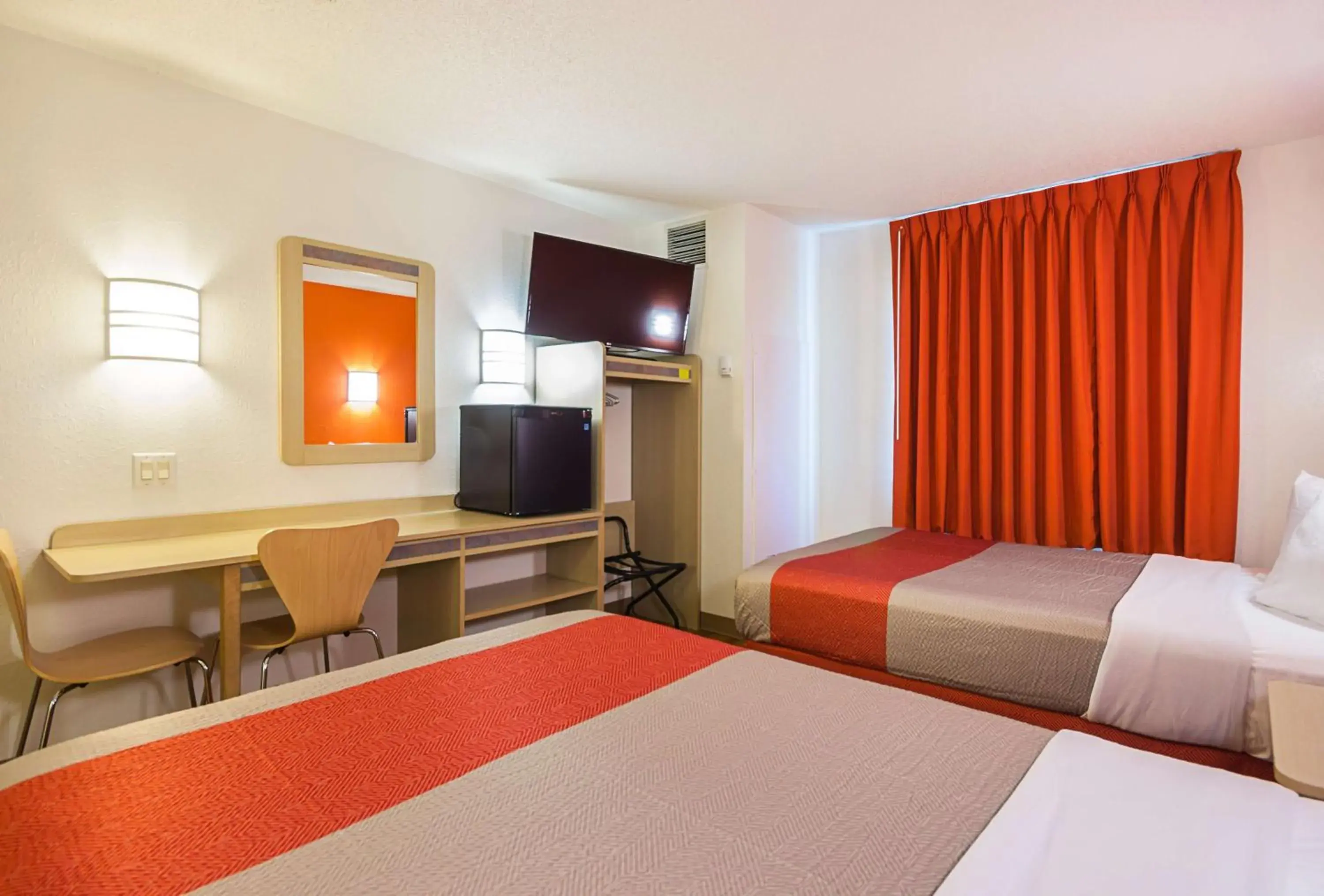 TV and multimedia, Bed in Motel 6-Whitby, ON - Toronto East