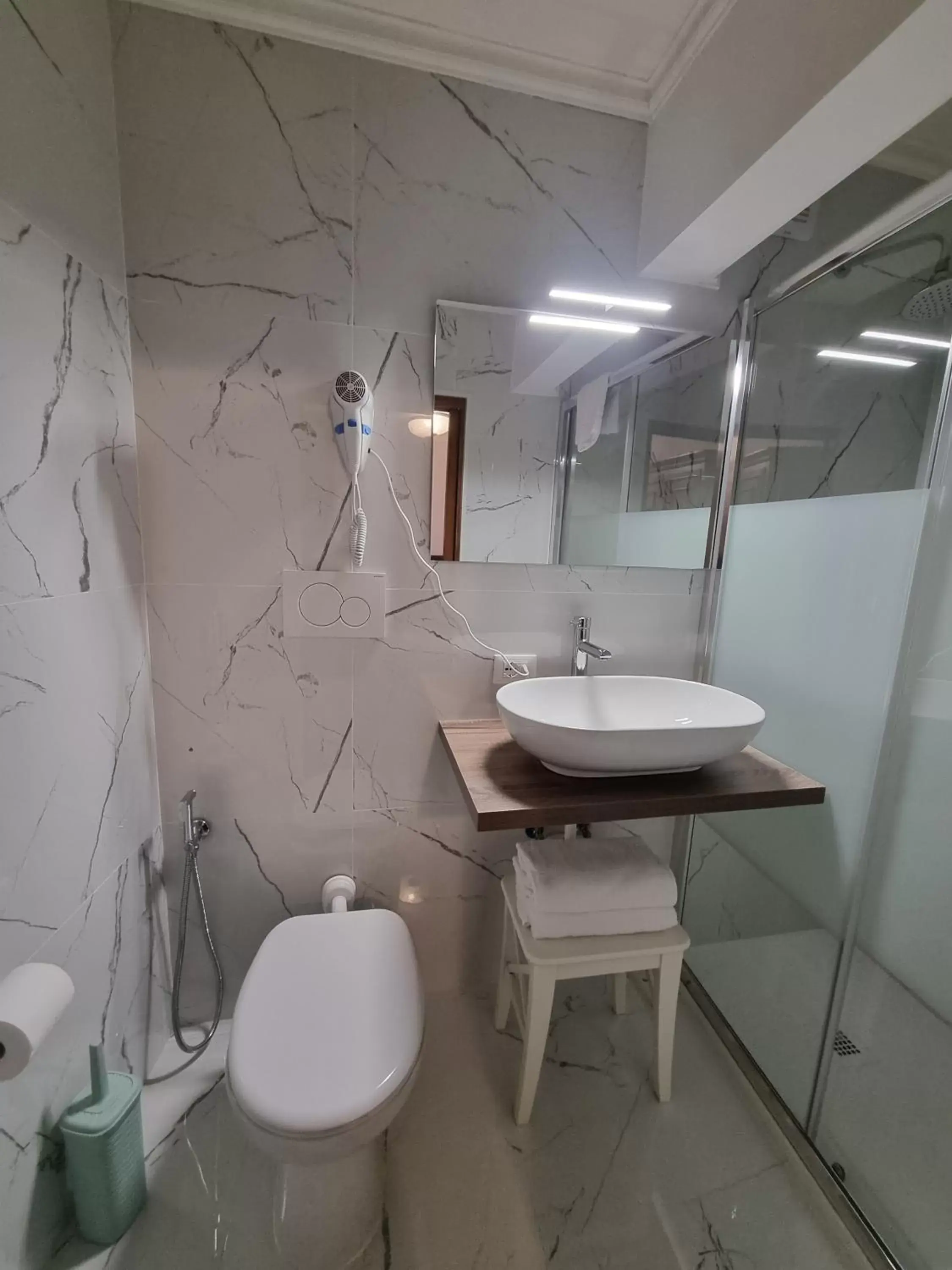 Shower, Bathroom in Albergo Casa Peron