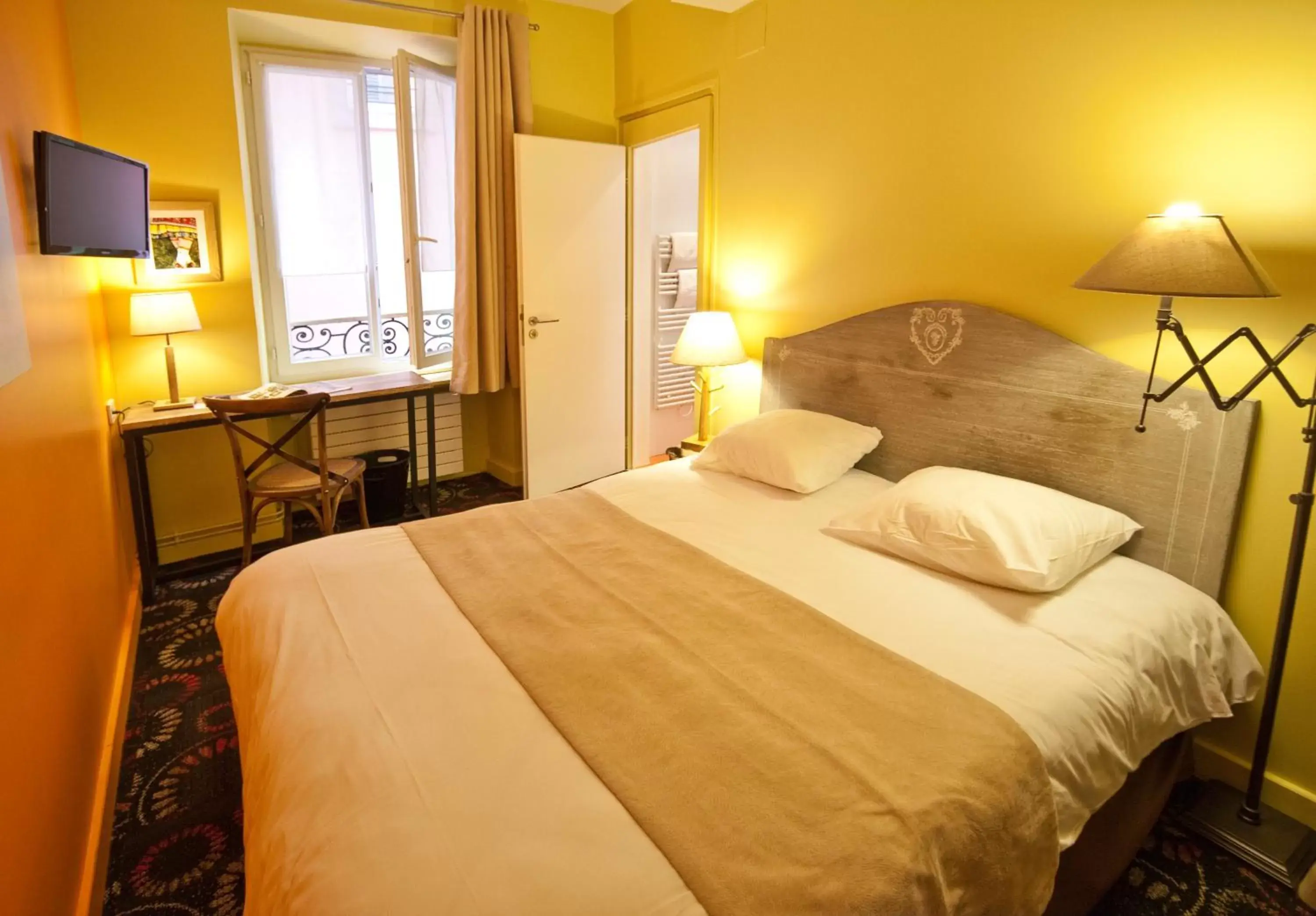 Photo of the whole room, Bed in Le Kléber Hôtel