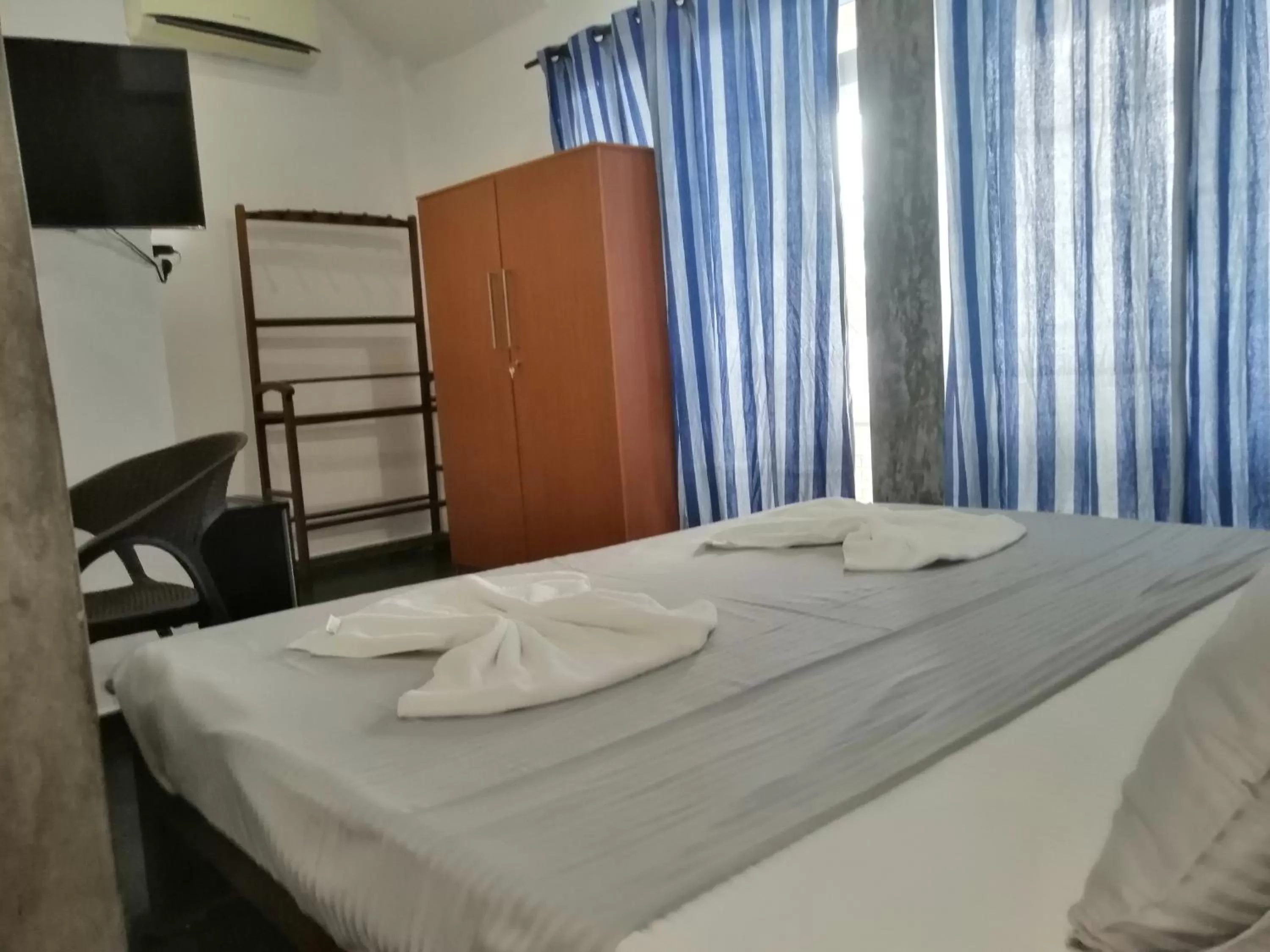 Bed in Le Petit Hotel & Restaurant