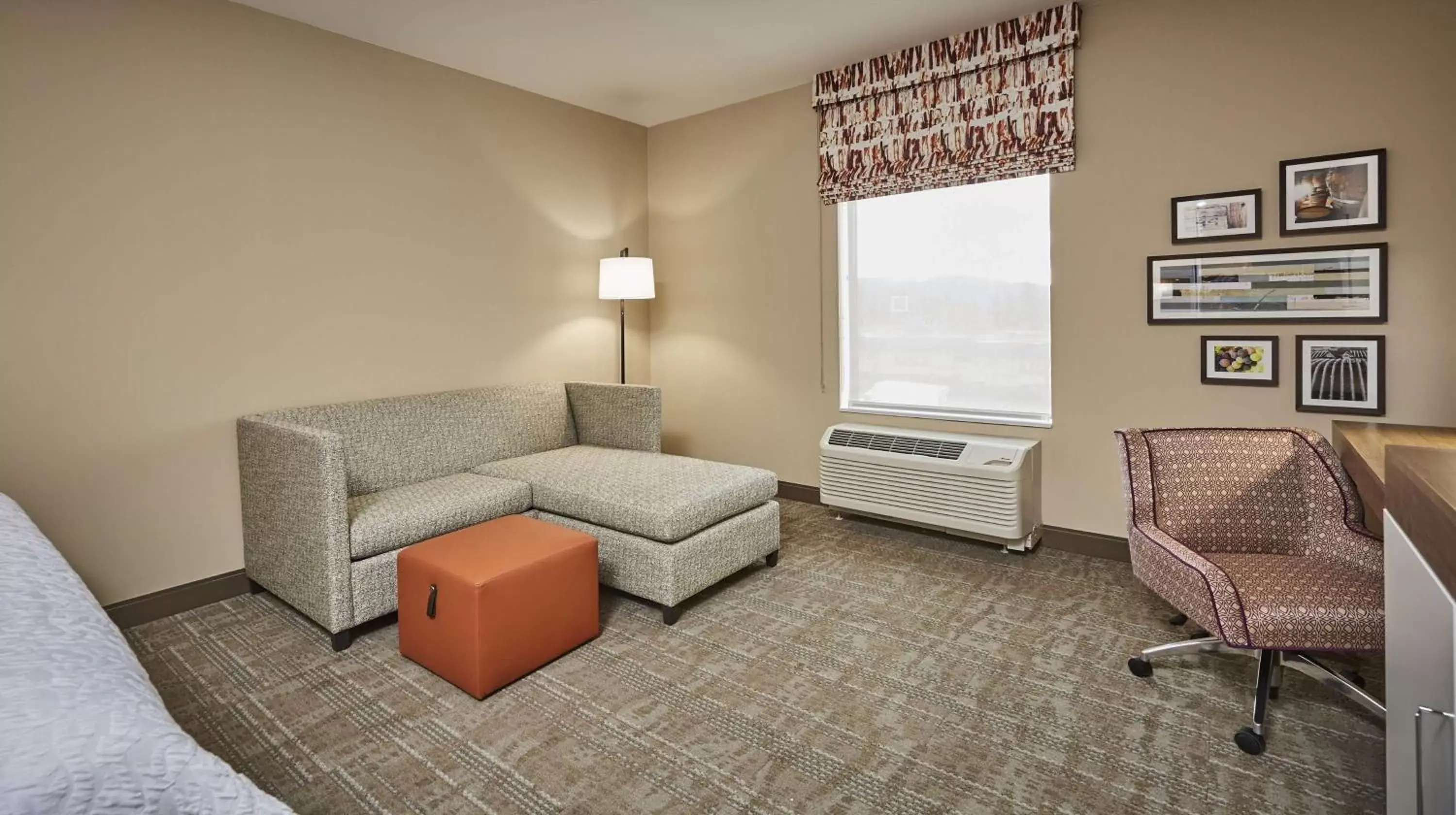 Bedroom, Seating Area in Hampton Inn & Suites Roseburg