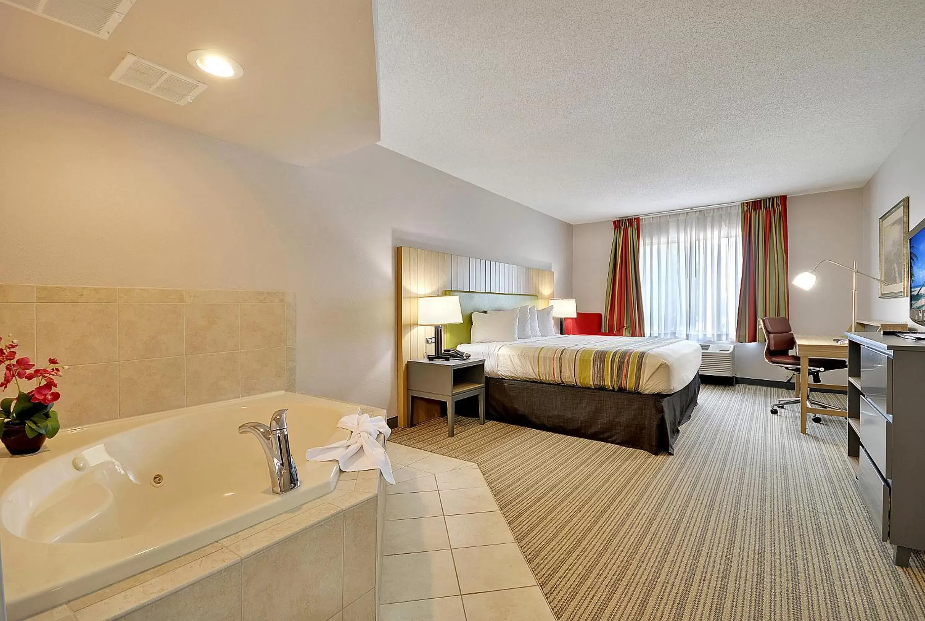 Hot Tub, Bathroom in Country Inn & Suites by Radisson, Charleston North, SC