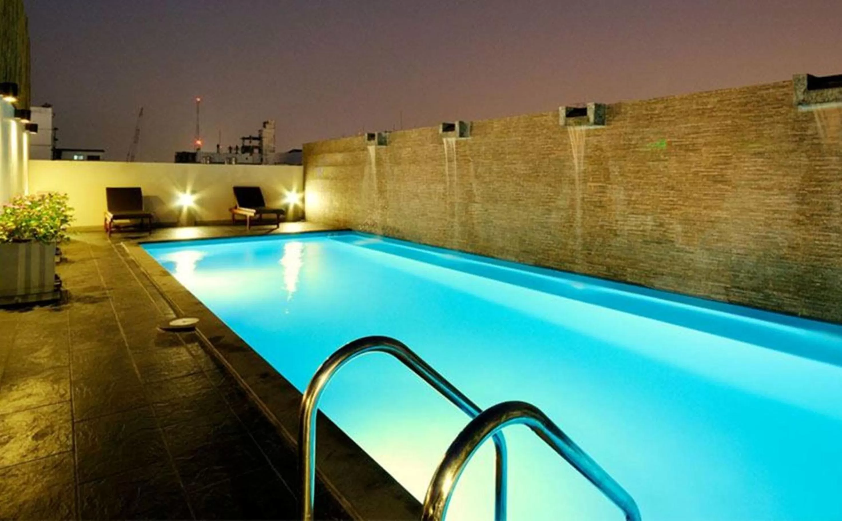 Swimming pool in Sleep Withinn