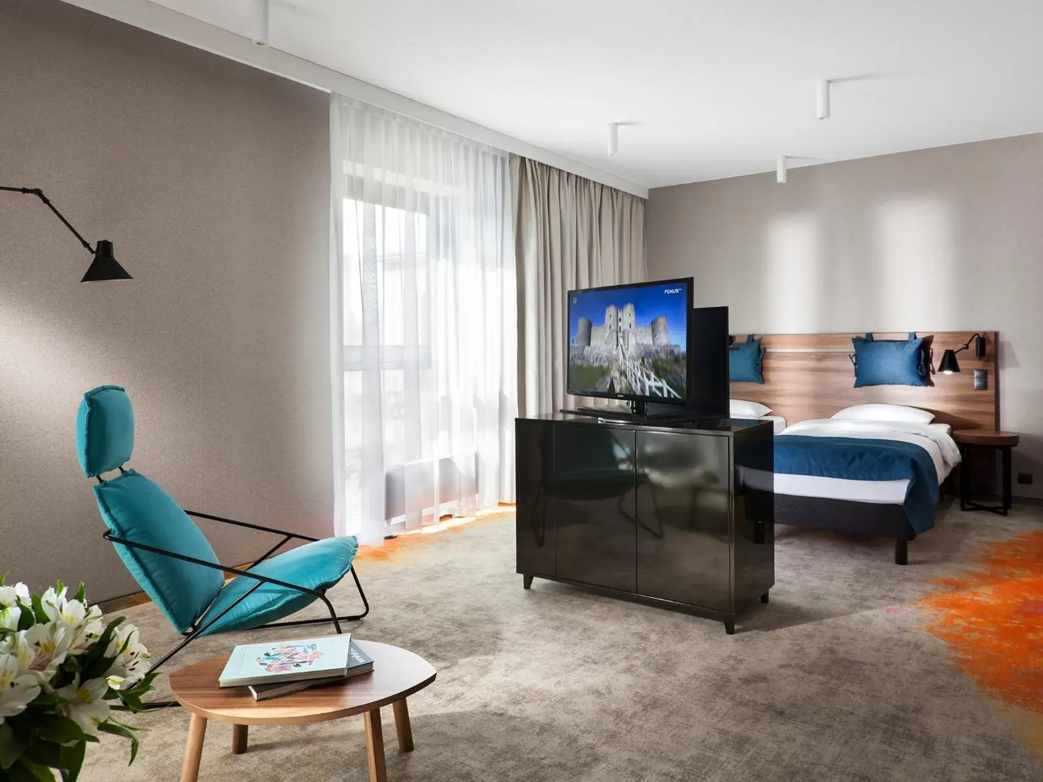Bed, TV/Entertainment Center in Hotel Sadova