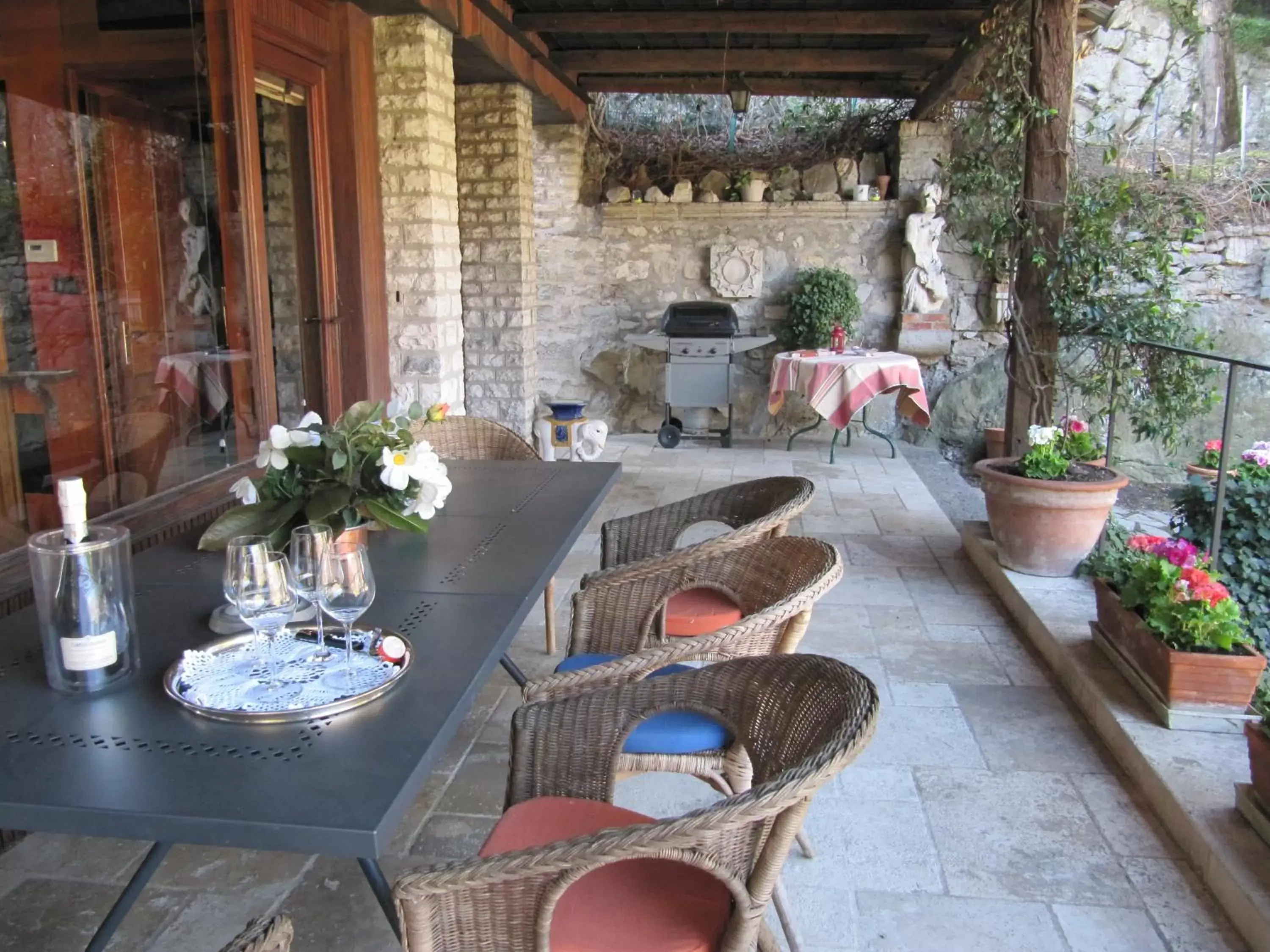 Restaurant/Places to Eat in Castrum di Serravalle