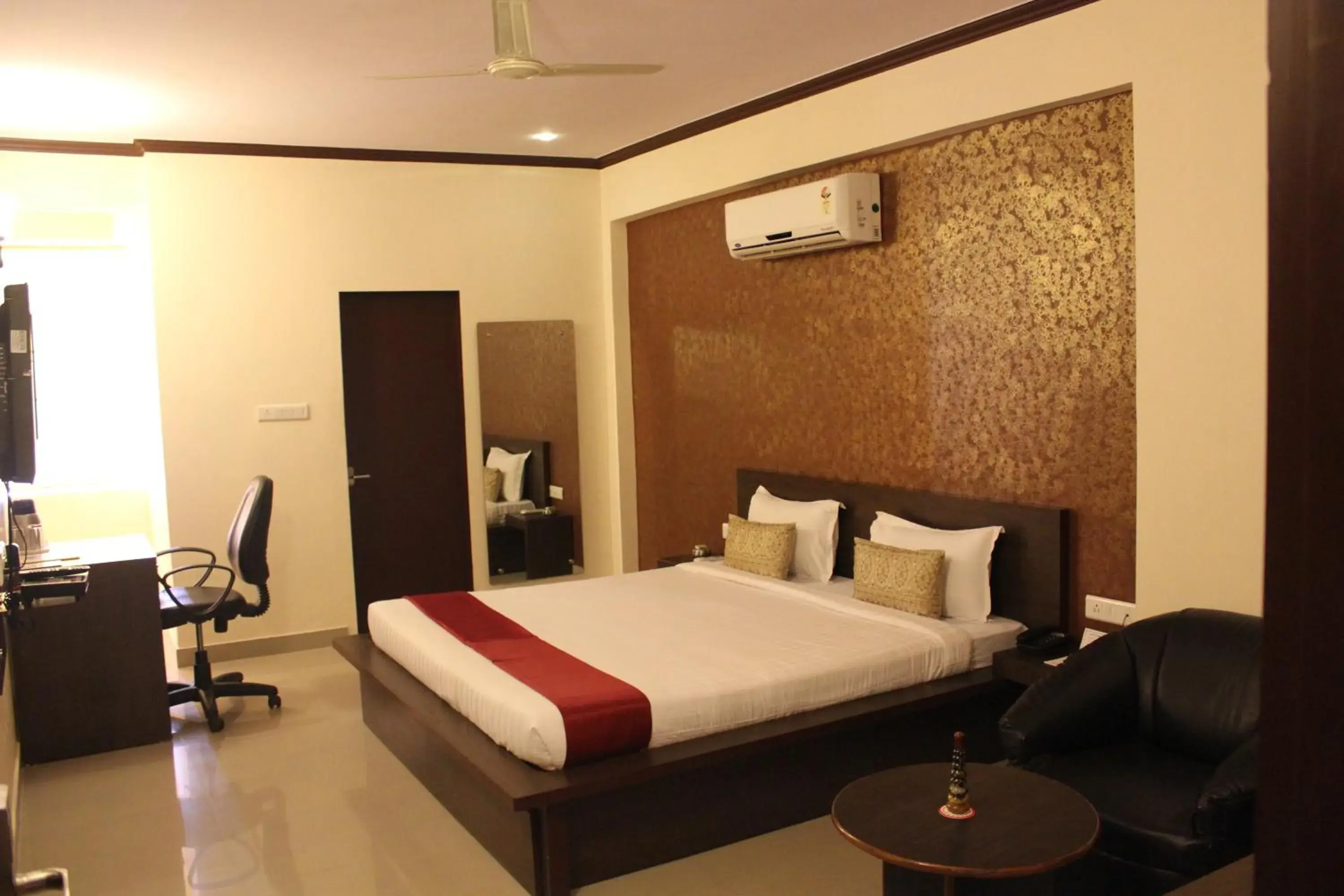 Bedroom, Bed in Hotel Savi Regency