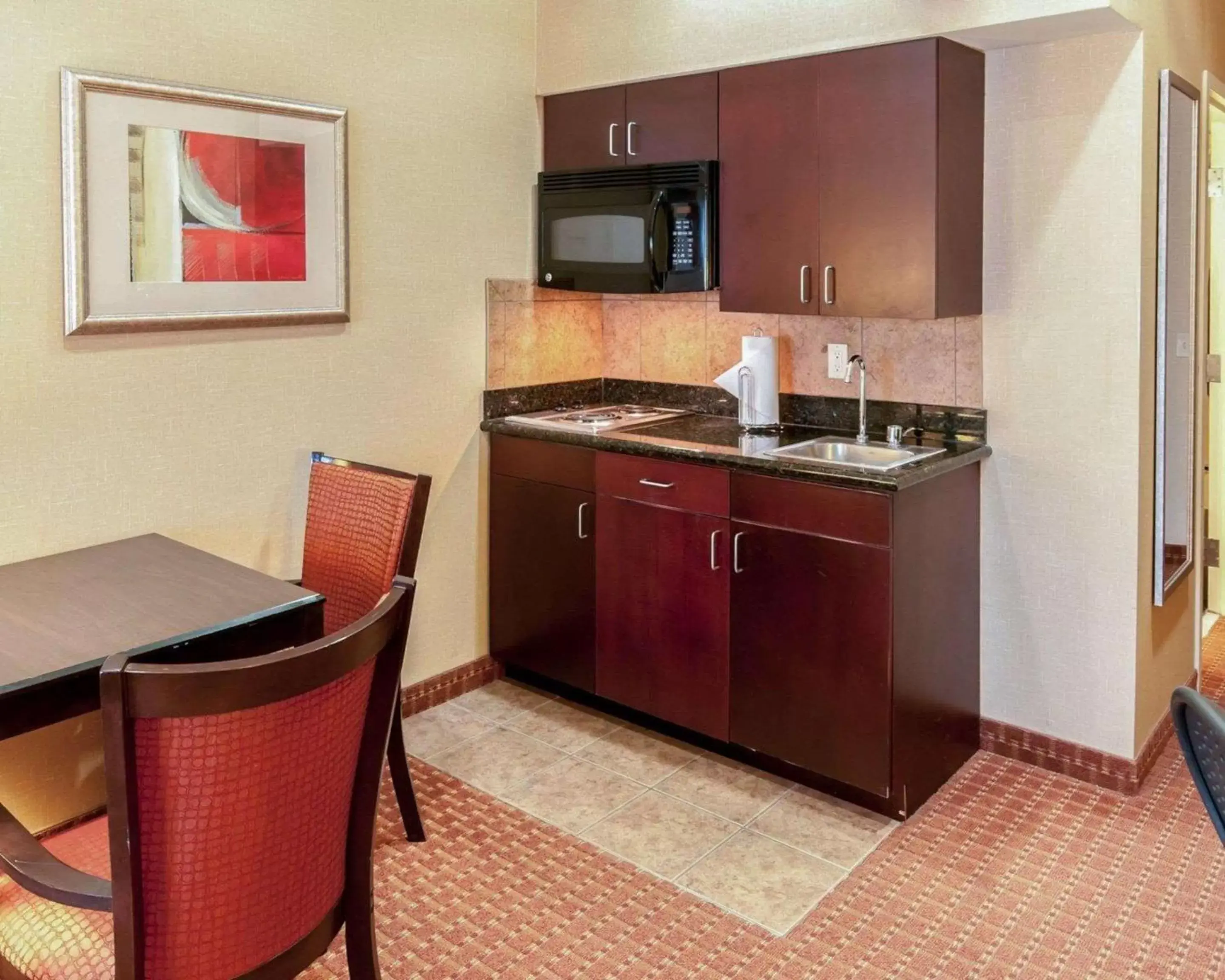Photo of the whole room, Kitchen/Kitchenette in Hammock Inn and Suites Exton King of Prussia