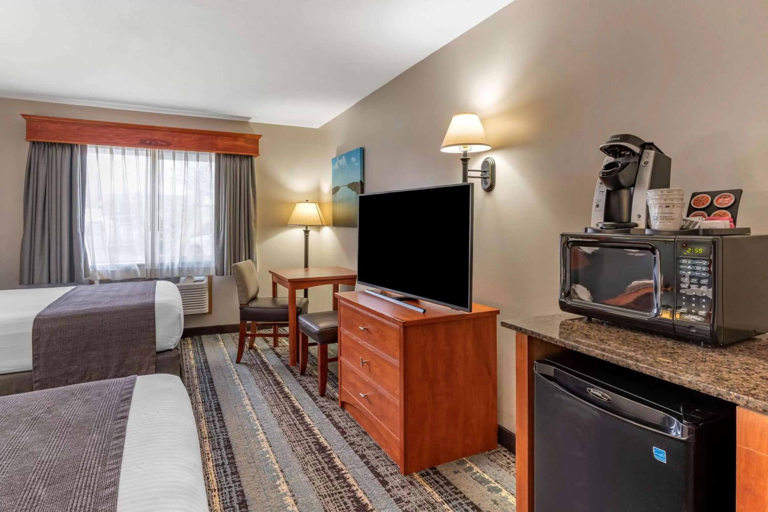 Bedroom in Best Western Newberg Inn