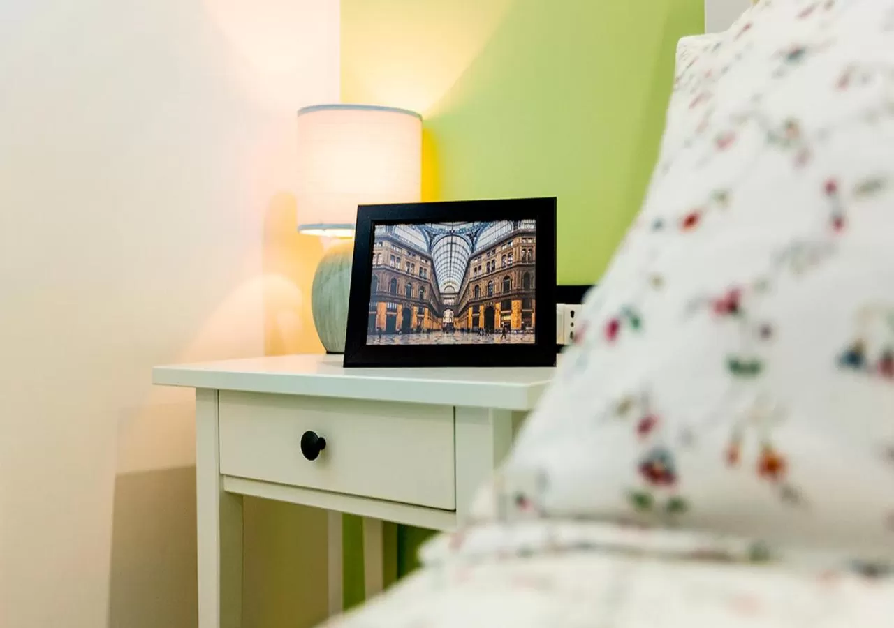 Bedroom, TV/Entertainment Center in B&B Vico Milano 18