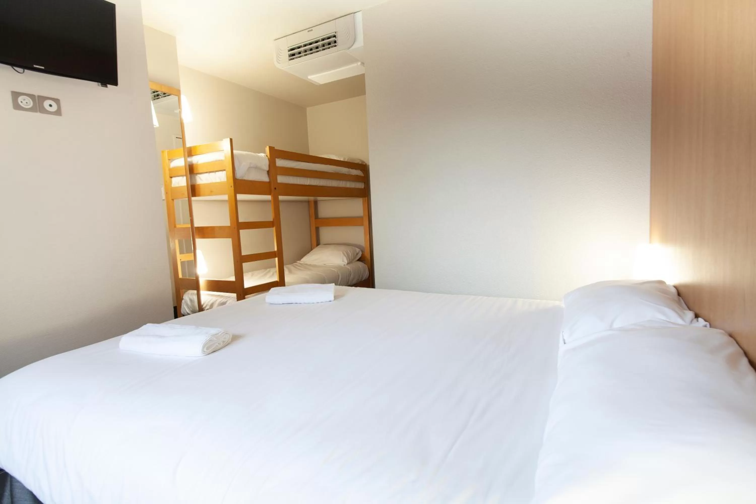 Bedroom, Bed in Kyriad Direct Clermont Ferrand Nord Gerzat