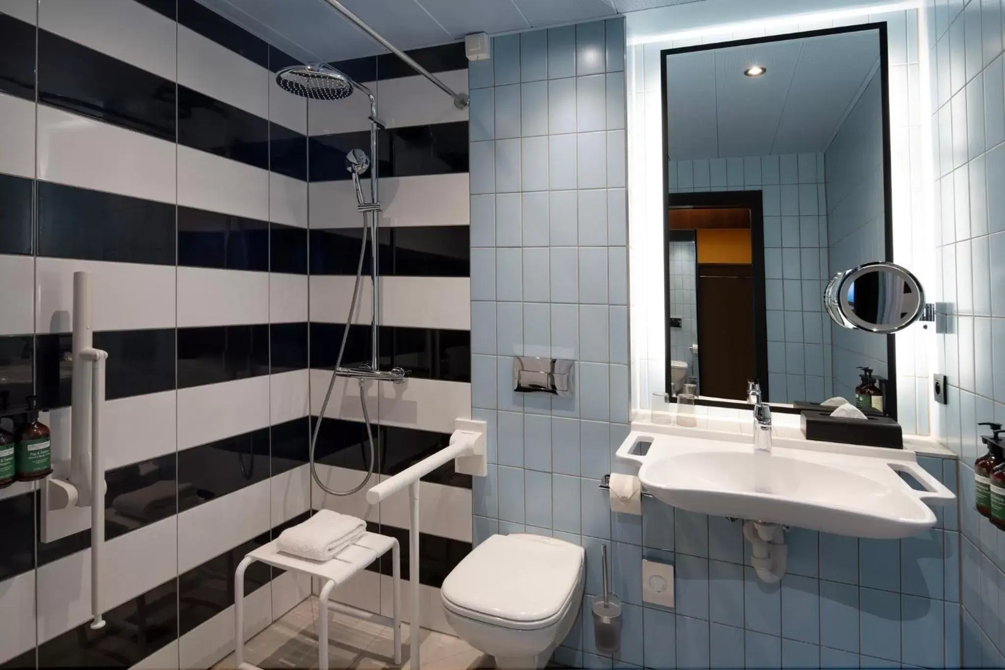 Photo of the whole room, Bathroom in Crowne Plaza Antwerpen, an IHG Hotel