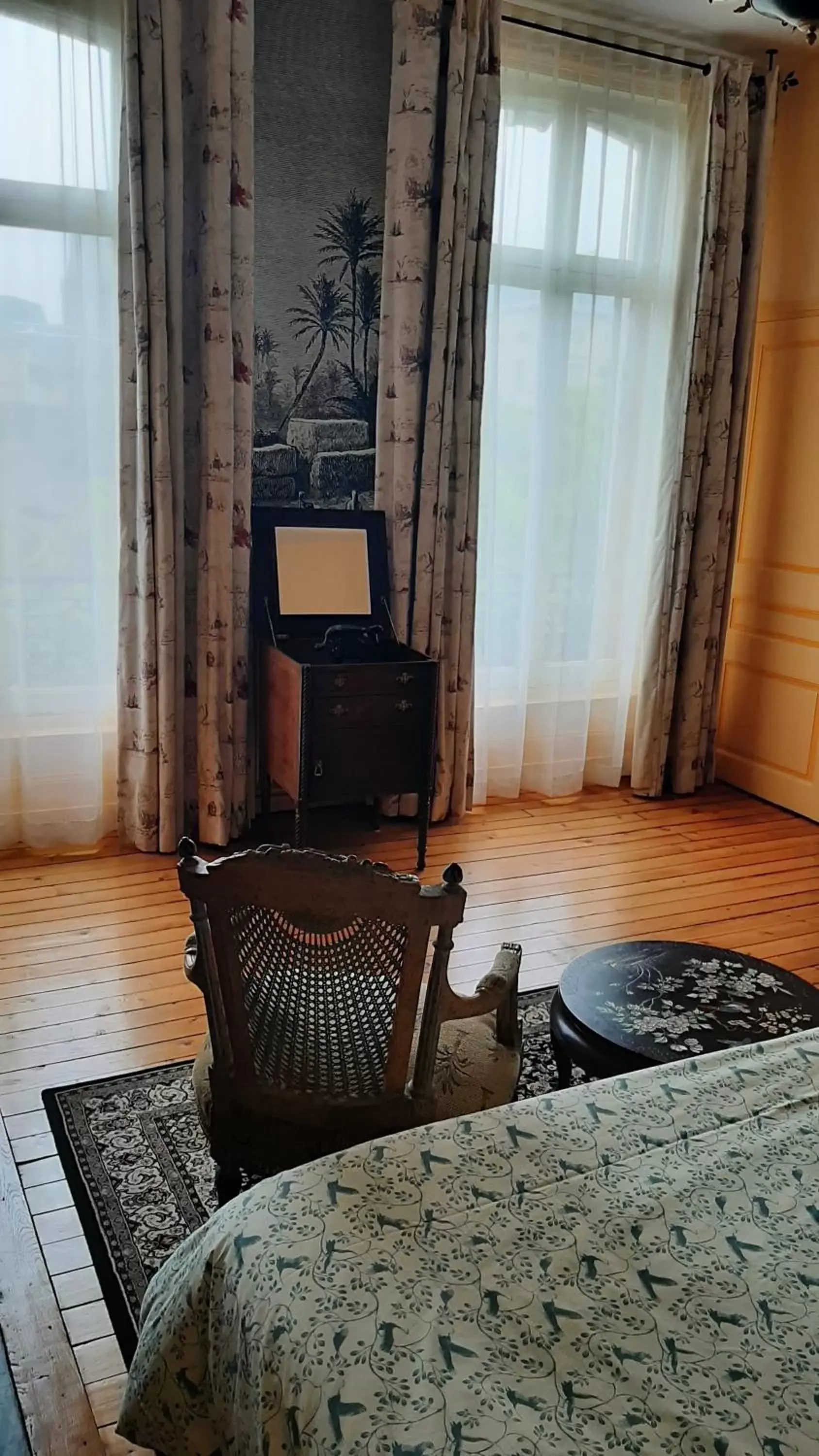 Property building, Seating Area in La Belle Boulonnaise