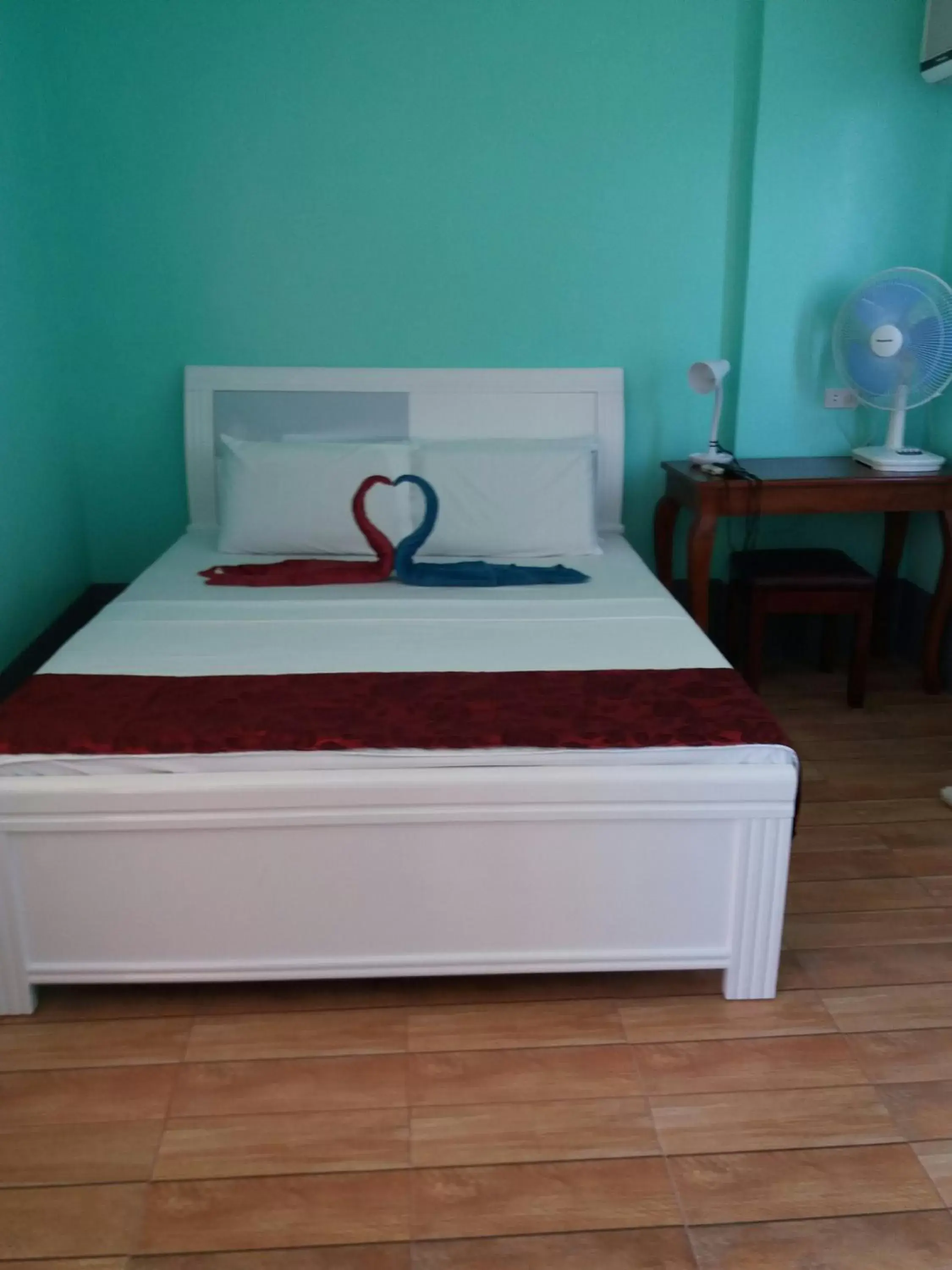 Photo of the whole room, Bed in Sascha's Resort Oslob