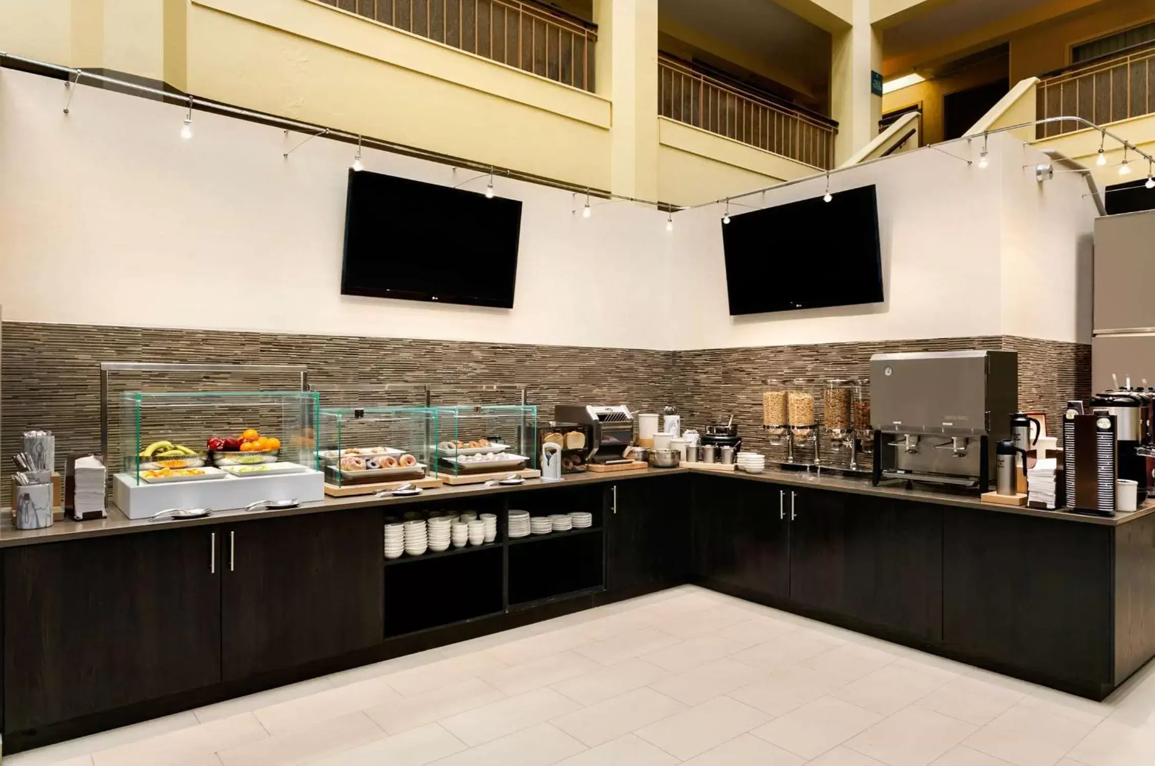 Dining area, Kitchen/Kitchenette in Embassy Suites by Hilton Chicago North Shore Deerfield