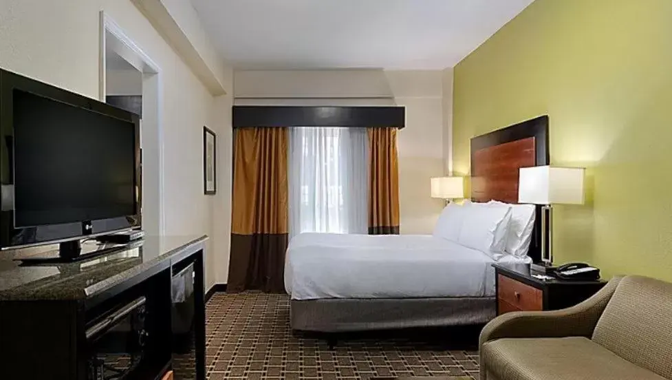 Bedroom, Bed in Holiday Inn Express & Suites - Atlanta Downtown, an IHG Hotel