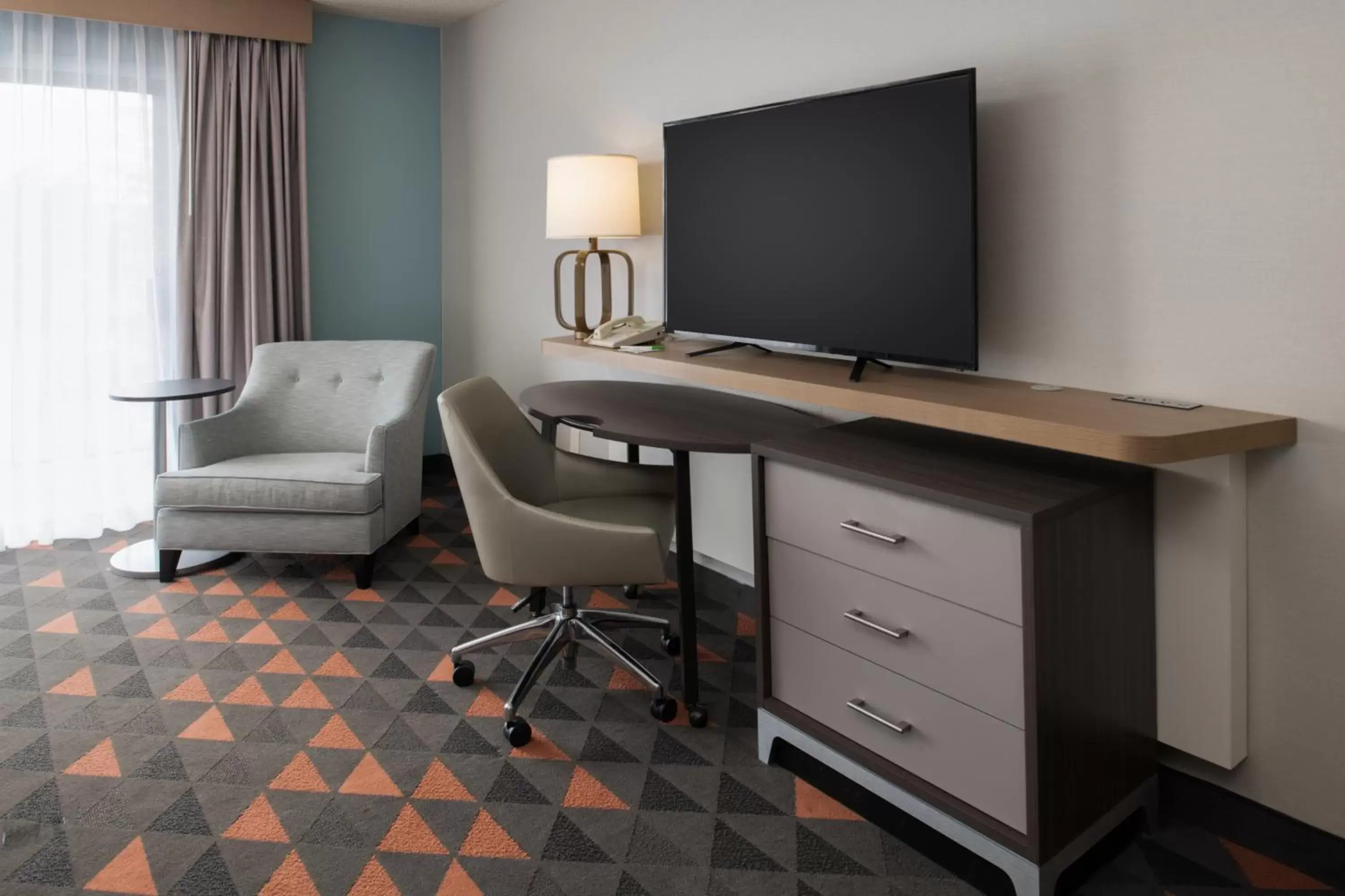 Seating area, TV/Entertainment Center in Holiday Inn - Portland - Columbia Riverfront, an IHG Hotel