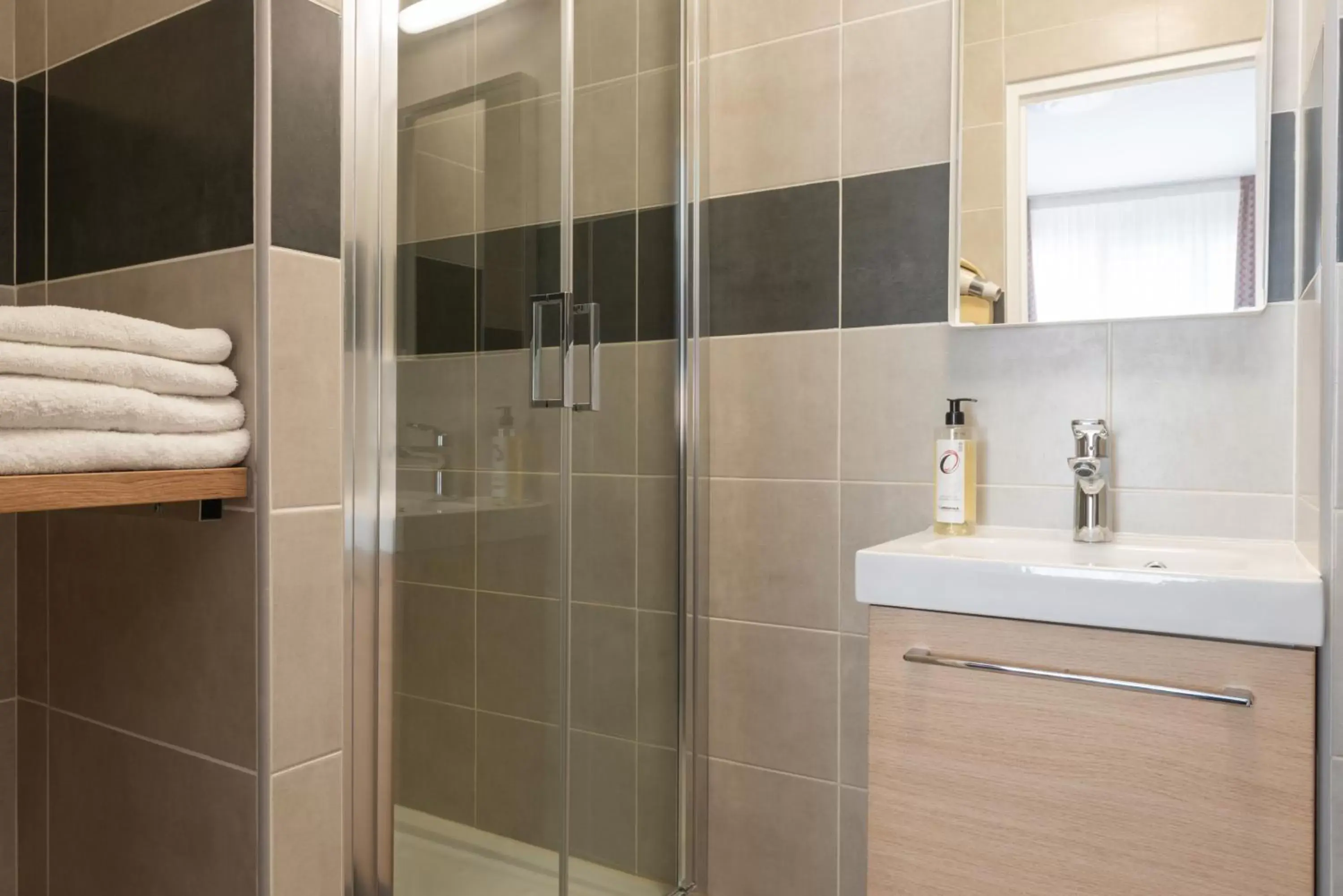 Bathroom in The Originals City, Hôtel Notre Dame, Rouen