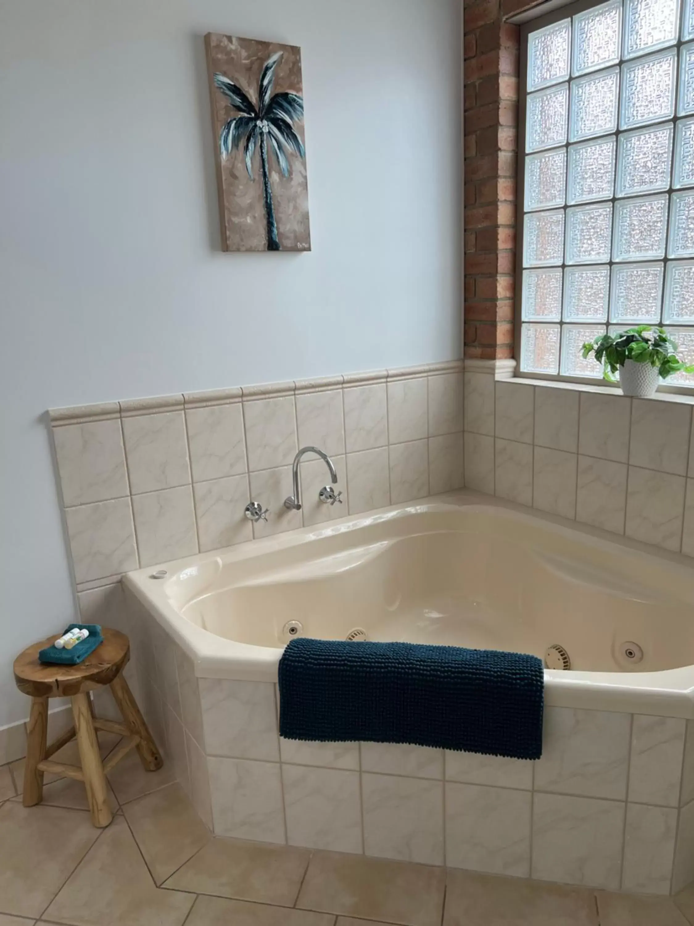 Bathroom in Coastal Waters Motor Inn